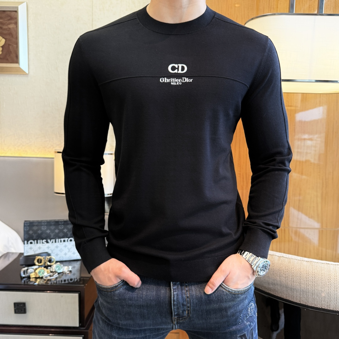 NO:564835,Dior - 2025ss Autumn and Winter Counter Hot Knitted Sweaters, Casual and Fashionable Outerwear, Must-Have Interior Style, Customized Imported Wool Blended Fabrics, The Fabrics Have a Fine Handle, Close-fitting and Comfortable without Pricking the Flesh, Good Upper Body Shape, Warm to Worn, Counter Logo Design is Very Unique, Original Quality and Craftsmanship, Absolutely the Highest Version on the Market. Top Original Originals Wear Awesome, Smooth and Stiff, Not Easily Deformed. The overlocking and sewing plates are very rigorous and elegant, absolutely the first-line OEM requirements!  Don’t miss it, male gods!  Size M-3XL,,dior,alexander wang19860909迪奥 - 2025ss秋冬专柜大爆款针织毛衫,休闲时尚外穿 内搭必备款,定制进口羊毛混纺面料,面料手感细腻,贴身舒适不扎肉,上身版型好 穿着保暖,专柜标志设计非常独特,原版品质与工艺 绝对市场最高版本 顶级原版穿着超赞 柔顺挺括,不易变形.锁边缝盘都非常严谨考究 绝对一线代工要求！男神们别错过！ 尺码 M-3XL,,dior,alexander wang,Men's clothing