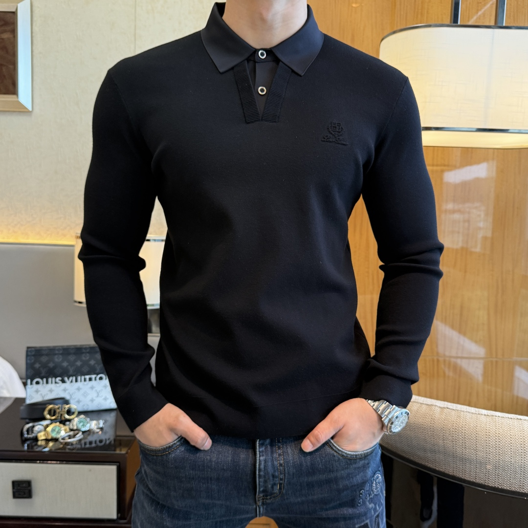 NO:570727,LP Noyo - 2025ss Autumn and Winter counter's popular fake two-piece polo shirt, casual and fashionable outer wear, a must-have for inner wear, custom-made imported wool blended fabric, the fabric has a delicate feel, close to the body and is comfortable without digging into the flesh, and the upper body has a good shape. It is warm to wear, and the counter logo design is very unique. The original quality and craftsmanship are definitely the highest version on the market. The top original version is awesome to wear. It is soft and crisp, not easy to deform. The seams and seams are very rigorous and elegant. Absolute first-line OEM requirements!  Don’t miss it, male gods!  Sizes M-3XL, up to 190 pounds!  ,,loro piana,alexander wang19860909LP诺悠 - 2025ss秋冬专柜大爆款假俩件polo衫,休闲时尚外穿 内搭必备款,定制进口羊毛混纺面料,面料手感细腻,贴身舒适不扎肉,上身版型好 穿着保暖,专柜标志设计非常独特,原版品质与工艺 绝对市场最高版本 顶级原版穿着超赞 柔顺挺括,不易变形.锁边缝盘都非常严谨考究 绝对一线代工要求！男神们别错过！ 尺码 M-3XL 最大穿190斤！,,loro piana,alexander wang,Men's clothing