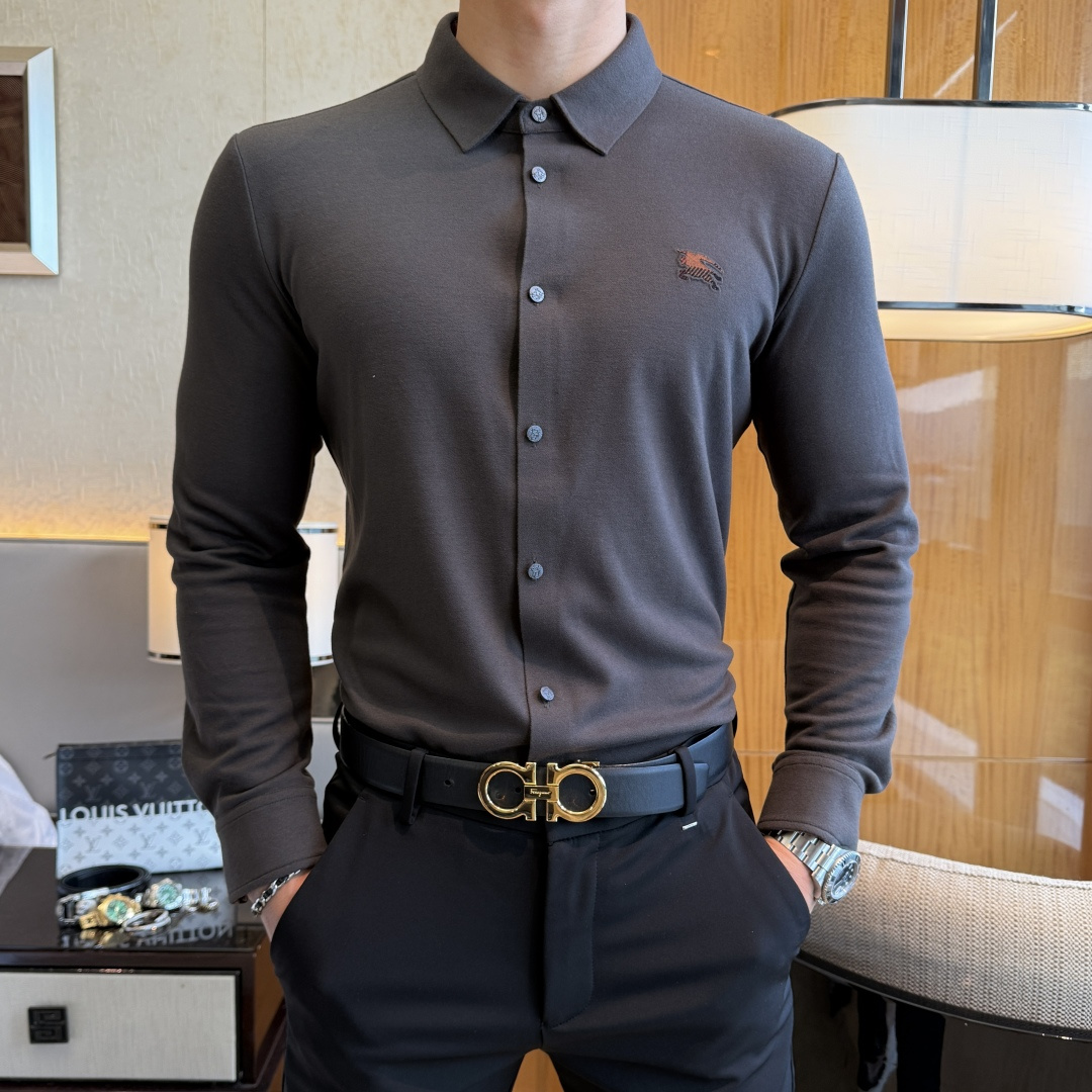 NO:572548,Burberry - 2025ss autumn and winter fashion hot-selling high-quality long-sleeved cashmere shirt, sold through trading company channels, in perfect condition, belonging to cabinet level, predictable hot-selling, advanced custom-made imported high-grade cotton blended fabrics, master tailoring, invincible texture, excellent skin-friendly, very outstanding aesthetic design, exquisite craftsmanship, smooth lines, perfect match!  Easily upgrade your sense of fashion, with high recognition, great upper body effect, extremely sophisticated and rigorous workmanship, neat and meticulous wiring, it can be worn for business or daily leisure!  Counter size M-3XL,,burberry,shirts,alexander wang19860909巴宝莉 - 2025ss秋冬时尚大爆款精品长袖羊绒衬衫,贸易公司渠道货,品相完美如斯,属于入柜级别,可预见性的爆款,高级定制进口高级棉混纺面料,大师级剪裁,质感无敌,亲肤性极佳,非常出彩的美学设计,工艺精湛,线条流畅,完美搭配！轻松将时髦感进阶,有着高强辨识度,上身效果超赞,做工极为考究严谨,走线工整细致,商务抑或日常休闲均可搭配！专柜尺码 M-3XL,,burberry,shirts,alexander wang,Men's clothing