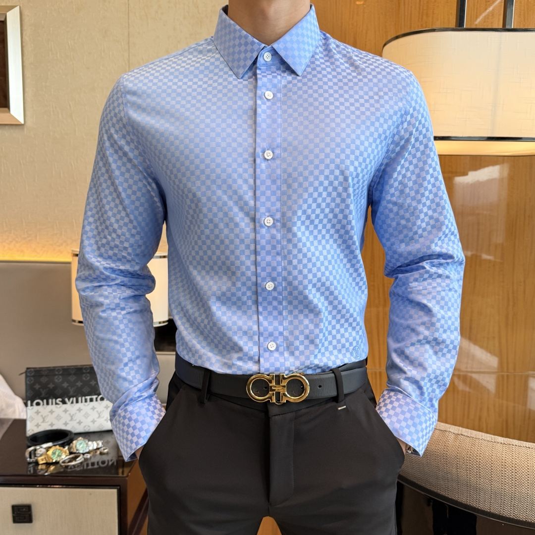 NO:572552,LV - 2025ss autumn and winter fashion hot-selling high-quality long-sleeved shirt, sold through trading company channels, in perfect condition, belonging to cabinet level, predictable hot style, advanced custom-made imported high-grade cotton blended fabrics, master tailoring, invincible texture, excellent skin-friendly, very outstanding aesthetic design, exquisite craftsmanship, smooth lines, perfect match!  Easily upgrade your sense of fashion, with high recognition, great upper body effect, extremely sophisticated and rigorous workmanship, neat and meticulous wiring, it can be worn for business or daily leisure!  Counter size M-3XL,,louis vuitton,shirts,alexander wang19860909LV - 2025ss秋冬时尚大爆款精品长袖衬衫,贸易公司渠道货,品相完美如斯,属于入柜级别,可预见性的爆款,高级定制进口高级棉混纺面料,大师级剪裁,质感无敌,亲肤性极佳,非常出彩的美学设计,工艺精湛,线条流畅,完美搭配！轻松将时髦感进阶,有着高强辨识度,上身效果超赞,做工极为考究严谨,走线工整细致,商务抑或日常休闲均可搭配！专柜尺码 M-3XL,,louis vuitton,shirts,alexander wang,Men's clothing