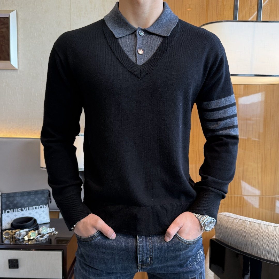 NO:572554,TB -  2025 autumn and winter new men's wool knitted fake two-piece sweater. The hot-selling item is on sale at the counter, and every major fashion buyer star has a versatile item. Simple and fashionable, it is very beautiful, and the upper body is full of gentleman style. The whole sweater is not only exquisite in texture, but also the wiring is even and neat.  .The overall beautiful appearance ensures that the silhouette of the clothes is not easily deformed. The customized wool fabric is neither very loose nor very tight, and has very good recovery properties. A fashion item that is both cold-resistant and fashionable in autumn and winter. m-3XL,,sweaters,alexander  wang19860909TB - 2025秋冬新款男士羊毛针织假两件毛衫.专柜在售爆款单品,各大时尚买手明星人手一件的百搭单品.简单时尚甚是好看,上身绅士范十足.整件毛衣不单纹理工艺精美,走线更是精工细作均匀整齐.整体美观大方保证了衣服的廓形不易变形.定制羊毛面料,既不会很宽松也不会很紧绷,恢复性非常好.秋冬御寒与时尚兼备的一款时装单品.m-3XL,,sweaters,alexander wang,Men's clothing