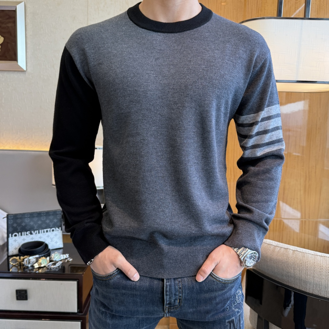 NO:570739,TB - 2025ss Autumn and Winter Counter's hottest contrasting color sweater, casual and fashionable outer wear, a must-have for inner wear, custom-made imported wool blended fabric, the fabric has a delicate feel, close to the body and is comfortable without digging into the flesh, and the upper body has a good shape. It is warm to wear, and the counter logo design is very unique. The original quality and craftsmanship are definitely the highest version on the market. The top original version is awesome to wear. It is soft and crisp, not easy to deform. The seams and seams are very rigorous and elegant. Absolutely the first-line OEM requirements!  Don’t miss it, male gods!  Sizes M-3XL, up to 190 pounds!  ,,alexander wang19860909TB - 2025ss秋冬专柜大爆款撞色毛衫,休闲时尚外穿 内搭必备款,定制进口羊毛混纺面料,面料手感细腻,贴身舒适不扎肉,上身版型好 穿着保暖,专柜标志设计非常独特,原版品质与工艺 绝对市场最高版本 顶级原版穿着超赞 柔顺挺括,不易变形.锁边缝盘都非常严谨考究 绝对一线代工要求！男神们别错过！ 尺码 M-3XL 最大穿190斤！,,alexander wang,Men's clothing