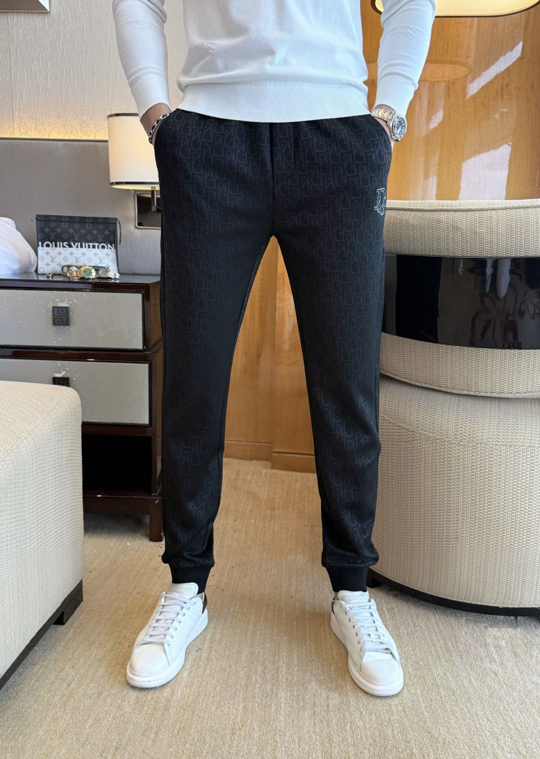 NO:550674,Dior - 2025ss Autumn and Winter Counter synchronized with hot casual pants, this season must be versatile styles, with an excellent upper body, super versatile style, original 1:1 replica, complete three standards!  The latest fashion element design of the counter, imported fixed woven high-quality European cotton fabric, super good style, a must-have for casual and fashionable!  Highly recommended model Size 29-38,,dior,alexander wang19860909迪奥 - 2025ss秋冬专柜同步爆款休闲裤,本季必入百搭款式,上身极为出挑,超级百搭款 ,原版1:1复刻,三标齐全！专柜最新时尚元素设计,进口定织高品质欧棉面料,版型超好,休闲时尚必备！强烈推荐款 尺码 29-38,,dior,alexander wang,Men's clothing