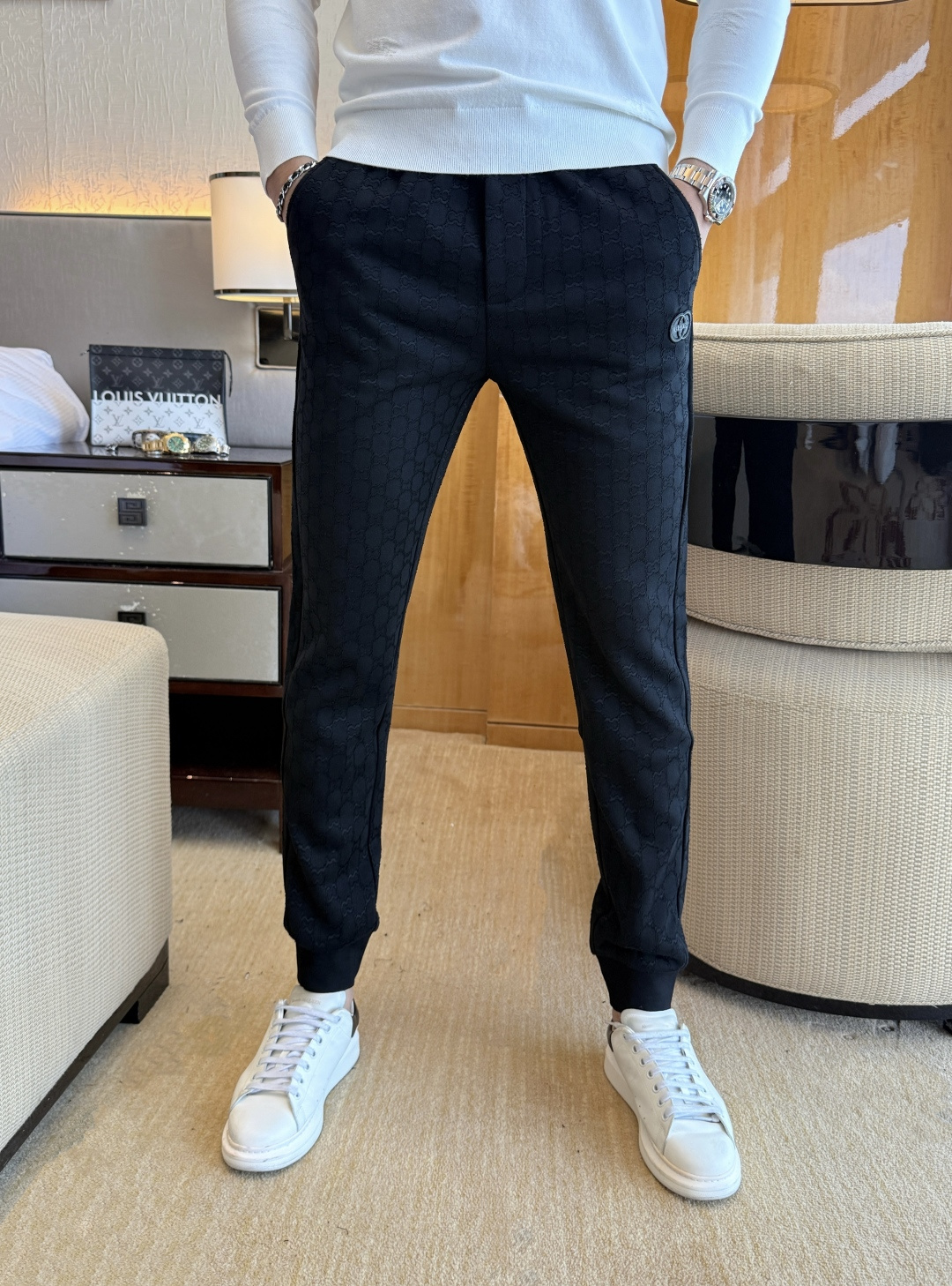 NO:550677,Guqi - 2025ss autumn and winter counters have a hot casual pants. This season must be versatile styles. The upper body is extremely outstanding and super versatile. The original version is 1:1 replica, and the three standards are complete!  The latest fashion element design of the counter, imported fixed woven high-quality European cotton fabric, super good style, a must-have for casual and fashionable!  Highly recommended model Size 29-38,,alexander wang19860909古奇 - 2025ss秋冬专柜同步爆款休闲裤,本季必入百搭款式,上身极为出挑,超级百搭款 ,原版1:1复刻,三标齐全！专柜最新时尚元素设计,进口定织高品质欧棉面料,版型超好,休闲时尚必备！强烈推荐款 尺码 29-38,,alexander wang,Men's clothing