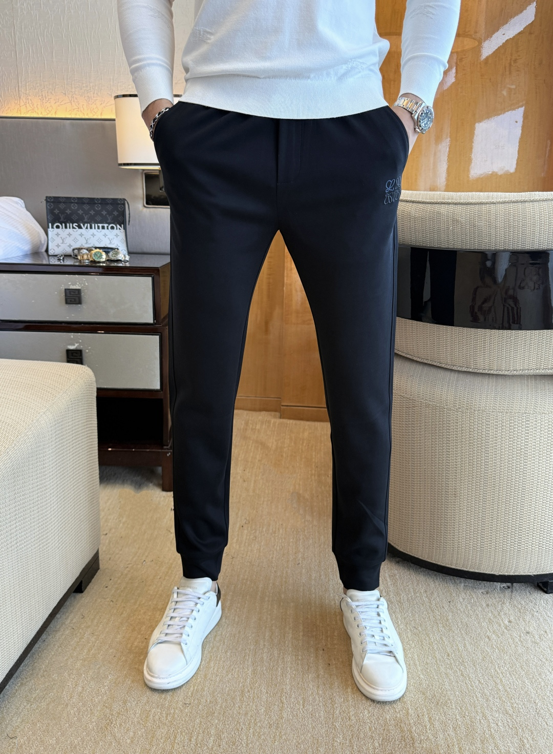 NO:550673,Luo Yiwei - 2025ss autumn and winter counters simultaneously hot-selling casual pants, a must-have versatile style this season, the upper body is extremely outstanding, super versatile style, 1:1 replica of the original version, complete with three standards!  The counter is designed with the latest fashion elements, imported custom-woven high-quality European cotton fabrics, with super good styles, a must-have for casual fashion!  Highly recommended size 29-36, loewe, alexander wang19860909罗意威 - 2025ss秋冬专柜同步爆款休闲裤,本季必入百搭款式,上身极为出挑,超级百搭款 ,原版1:1复刻,三标齐全！专柜最新时尚元素设计,进口定织高品质欧棉面料,版型超好,休闲时尚必备！强烈推荐款 尺码 29-36,,loewe,alexander wang,Men's clothing