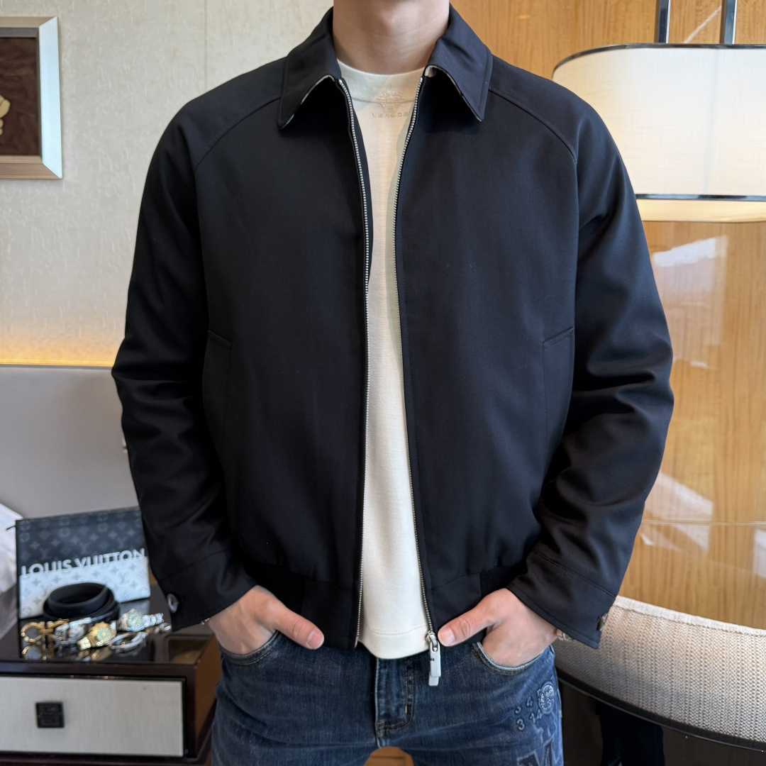 NO:572562,Burberry - 2025ss autumn and winter hot style boutique jacket, customized high-quality polyester fiber fabric!  Logo design with top fashion big-name elements, complete with three standards!  Original hardware accessories, smooth lines, exquisite craftsmanship, awesome upper body shape, comfortable fabrics, windproof and warm, it is very fashionable, handsome and a must-have for casual and fashionable men with any combination!  Sizes M-3XL can fit up to 190 pounds!  ,,burberry,jackets & coats,jackets & coats,alexander wang19860909巴宝莉 - 2025ss秋冬大爆款精品夹克外套,定制高品质聚酯纤维面料！顶级时尚大牌元素logo设计,三标齐全！原版五金辅料,线条流畅,工艺精致,上身版型超赞,面料舒适,挡风保暖,随意搭配都非常时尚帅气休闲时尚男仕必备款哦！尺码M-3XL 最大可穿190斤！,,burberry,jackets & coats,jackets & coats,alexander wang,Men's clothing