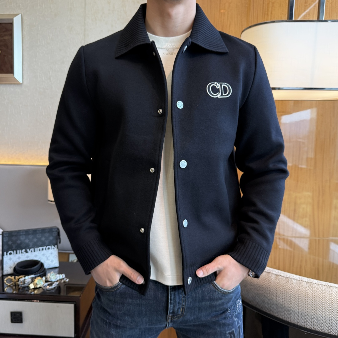 NO:572558,Dior - 2025ss autumn and winter hot-selling premium wool jacket, customized with high-quality polyester fiber fabric!  Logo design with top fashion big-name elements, complete with three standards!  Original hardware accessories, smooth lines, exquisite craftsmanship, awesome upper body shape, comfortable fabrics, windproof and warm, it is very fashionable, handsome and a must-have for casual and fashionable men with any combination!  Sizes M-3XL can fit up to 190 pounds!  ,,dior,jackets & coats,jackets & coats,alexander wang19860909迪奥 - 2025ss秋冬大爆款精品羊毛夹克外套,定制高品质聚酯纤维面料！顶级时尚大牌元素logo设计,三标齐全！原版五金辅料,线条流畅,工艺精致,上身版型超赞,面料舒适,挡风保暖,随意搭配都非常时尚帅气休闲时尚男仕必备款哦！尺码M-3XL 最大可穿190斤！,,dior,jackets & coats,jackets & coats,alexander wang,Men's clothing
