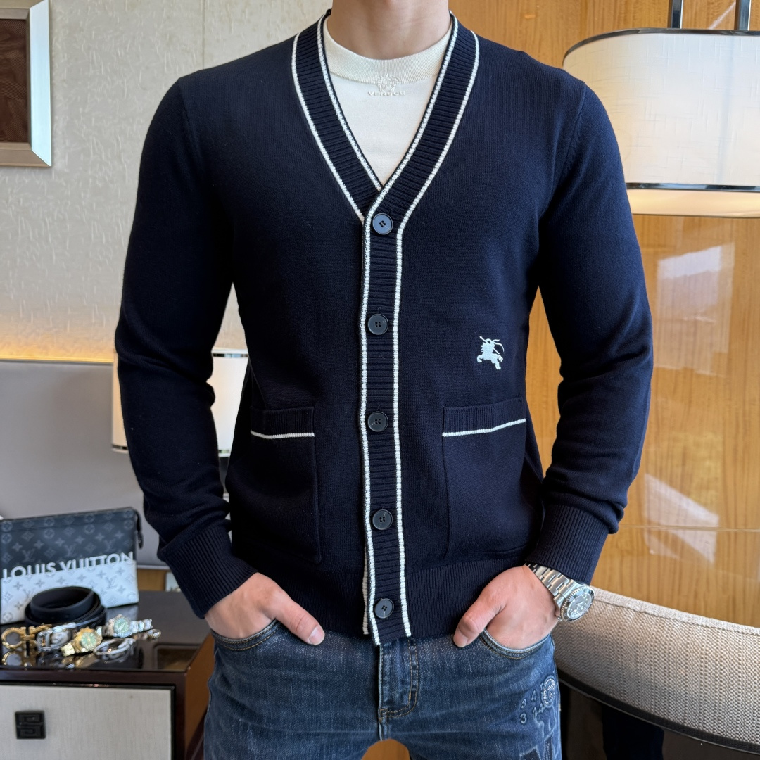NO:550690,Burberry - 2025 autumn and winter new men's wool knitted cardigan jacket. The counter is selling hot items, and a versatile item that every major fashion buyer celebrity handed over. It is simple and fashionable and beautiful, with a gentleman look on the upper body. The whole sweater is not only exquisite in texture, but also fine and fine workmanship and neat. The overall beauty and generous ensure that the silhouette of the clothes is not easy to deform. Customized wool fabrics are neither loose nor tight, and have a very good restoration. A fashion item that combines cold resistance and fashion in autumn and winter. m-3XL, burberry, jackets & coats, sweaters, alexander wang19860909巴宝莉 - 2025秋冬新款男士羊毛针织开衫外套.专柜在售爆款单品,各大时尚买手明星人手一件的百搭单品.简单时尚甚是好看,上身绅士范十足.整件毛衣不单纹理工艺精美,走线更是精工细作均匀整齐.整体美观大方保证了衣服的廓形不易变形.定制羊毛面料,既不会很宽松也不会很紧绷,恢复性非常好.秋冬御寒与时尚兼备的一款时装单品.m-3XL,,burberry,jackets & coats,sweaters,alexander wang,Men's clothing