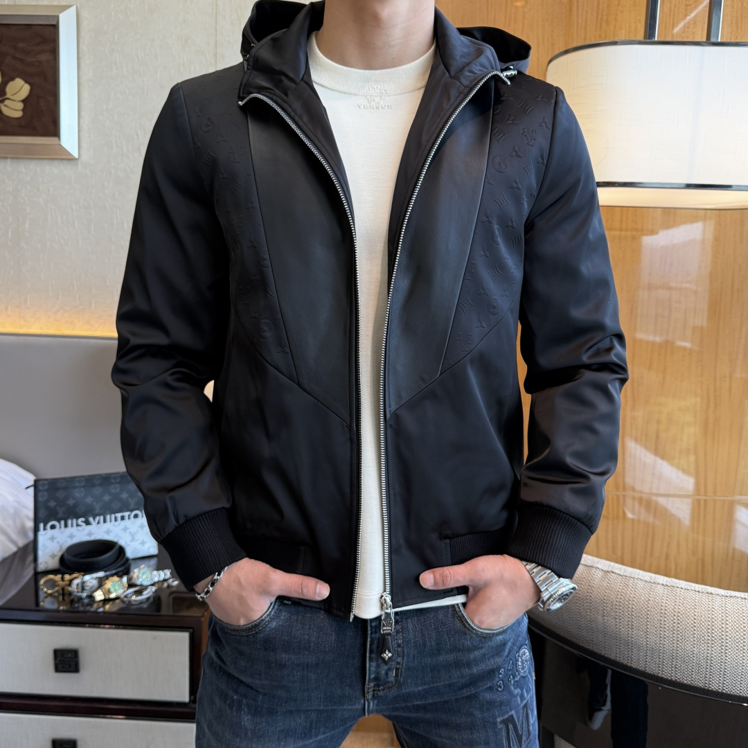 NO:550699,LV - 2025ss autumn and winter hot-sized leather spliced ​​jacket, customized high-quality polyester fiber fabric!  Top-level fashion brand elements logo design, complete with three standards!  The original hardware and accessories have smooth lines and exquisite craftsmanship, excellent upper body style, comfortable fabric, windproof and warm, and casual matching are very fashionable, handsome, casual and fashionable men's must-have!  Size M-3XL can wear up to 190 catties!  ,,louis vuitton,jackets & coats,jackets & coats,alexander wang19860909LV - 2025ss秋冬大爆款精品真皮拼接夹克外套,定制高品质聚酯纤维面料！顶级时尚大牌元素logo设计,三标齐全！原版五金辅料,线条流畅,工艺精致,上身版型超赞,面料舒适,挡风保暖,随意搭配都非常时尚帅气休闲时尚男仕必备款哦！尺码M-3XL 最大可穿190斤！,,louis vuitton,jackets & coats,jackets & coats,alexander wang,Men's clothing