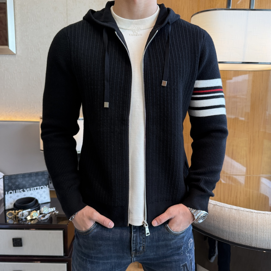 NO:550693,TB - 2025 autumn and winter new men's wool knitted cardigan jacket. The counter is selling hot items, and a versatile item that every major fashion buyer celebrity handed over. It is simple and fashionable and beautiful, with a gentleman look on the upper body. The whole sweater is not only exquisite in texture, but also fine and fine workmanship. The overall beauty and generous ensure that the silhouette of the clothes is not easy to deform. Customized wool fabrics are neither loose nor tight, and have a very good restoration. A fashion item that combines cold resistance and fashion in autumn and winter. m-3XL,, jackets & coats, sweaters, alexander wang19860909TB - 2025秋冬新款男士羊毛针织开衫外套.专柜在售爆款单品,各大时尚买手明星人手一件的百搭单品.简单时尚甚是好看,上身绅士范十足.整件毛衣不单纹理工艺精美,走线更是精工细作均匀整齐.整体美观大方保证了衣服的廓形不易变形.定制羊毛面料,既不会很宽松也不会很紧绷,恢复性非常好.秋冬御寒与时尚兼备的一款时装单品.m-3XL,,jackets & coats,sweaters,alexander wang,Men's clothing