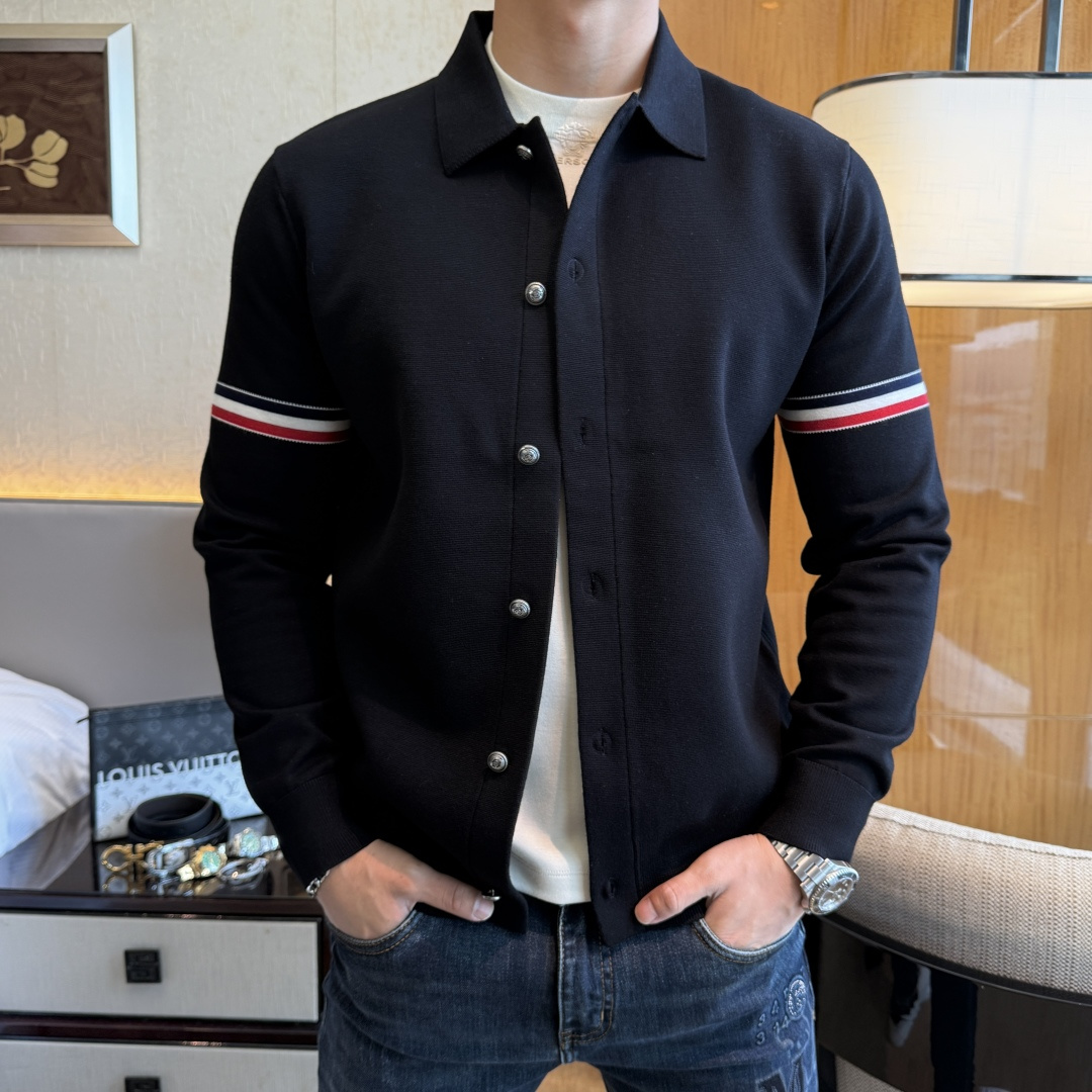 NO:572581,TB-2025 new fashion high-quality knitted jacket series, the latest original model is on the market, exquisite positioning embroidery, simple and elegant, comfortable fabrics, suitable for any scene, fashionable and handsome, and excellent hand feel. It is the choice of men who pay attention to practicality and quality. Original wash quality, fashionable and durable, unique craftsmanship creates extraordinary quality. Sizes M~3XL,,jackets & coats,alexander wang19860909TB-2025新款时尚高品质针织外套系列,原单最新款上市拉, 精致定位刺绣,简洁大气,舒适面料,适合任何场面穿,时尚帅气 手感极佳 是注重实用和品质的男士的选择.原單洗水品質 时尚耐穿 独特工艺 造就不凡品质.尺码M~3XL,,jackets & coats,alexander wang,Men's clothing