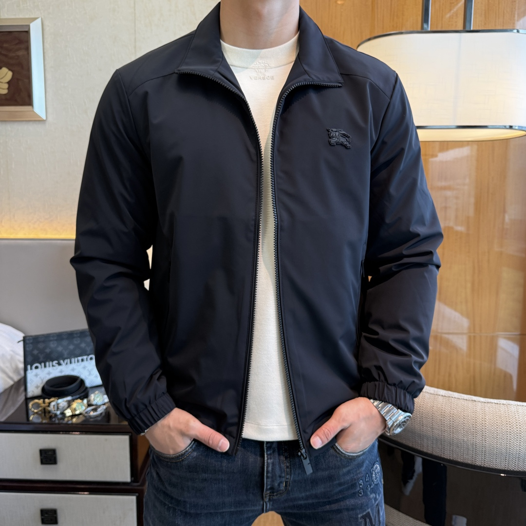 NO:572565,Burberry - 2025ss autumn and winter hot style boutique jacket, customized high-quality polyester fiber fabric!  Logo design with top fashion big-name elements, complete with three standards!  Original hardware accessories, smooth lines, exquisite craftsmanship, awesome upper body shape, comfortable fabrics, windproof and warm, it is very fashionable, handsome and a must-have for casual and fashionable men with any combination!  Sizes M-3XL can fit up to 190 pounds!  ,,burberry,jackets & coats,jackets & coats,alexander wang19860909巴宝莉 - 2025ss秋冬大爆款精品夹克外套,定制高品质聚酯纤维面料！顶级时尚大牌元素logo设计,三标齐全！原版五金辅料,线条流畅,工艺精致,上身版型超赞,面料舒适,挡风保暖,随意搭配都非常时尚帅气休闲时尚男仕必备款哦！尺码M-3XL 最大可穿190斤！,,burberry,jackets & coats,jackets & coats,alexander wang,Men's clothing