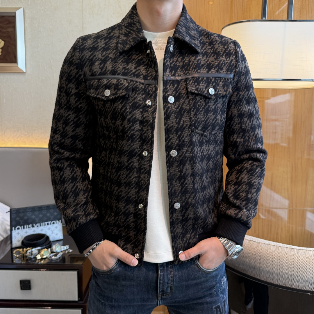 NO:623327,Dior - 2025ss autumn and winter hot-selling boutique jacket, customized with high-quality polyester fiber fabric!  Logo design with top fashion big-name elements, complete with three standards!  Original hardware accessories, smooth lines, exquisite craftsmanship, awesome upper body shape, comfortable fabrics, windproof and warm, it is very fashionable, handsome and a must-have for casual and fashionable men with any combination!  Sizes M-3XL can fit up to 190 pounds!  ,,dior,jackets & coats,jackets & coats,alexander wang19860909迪奥 - 2025ss秋冬大爆款精品夹克外套,定制高品质聚酯纤维面料！顶级时尚大牌元素logo设计,三标齐全！原版五金辅料,线条流畅,工艺精致,上身版型超赞,面料舒适,挡风保暖,随意搭配都非常时尚帅气休闲时尚男仕必备款哦！尺码M-3XL 最大可穿190斤！,,dior,jackets & coats,jackets & coats,alexander wang,Men's clothing