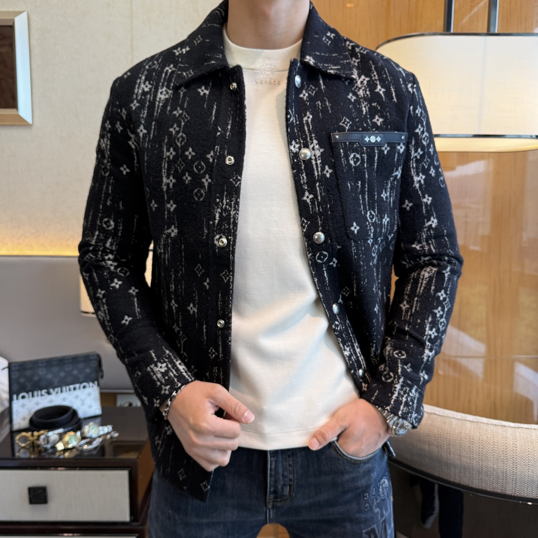 NO:550679,LV - 2025ss autumn and winter boutique jackets, customized high-quality polyester fiber fabric!  Top-level fashion brand elements logo design, complete with three standards!  The original hardware and accessories have smooth lines and exquisite craftsmanship, excellent upper body style, comfortable fabric, windproof and warm, and casual matching are very fashionable, handsome, casual and fashionable men's must-have!  Size M-3XL can wear up to 190 catties!  ,,louis vuitton,jackets & coats,jackets & coats,alexander wang19860909LV - 2025ss秋冬大爆款精品夹克外套,定制高品质聚酯纤维面料！顶级时尚大牌元素logo设计,三标齐全！原版五金辅料,线条流畅,工艺精致,上身版型超赞,面料舒适,挡风保暖,随意搭配都非常时尚帅气休闲时尚男仕必备款哦！尺码M-3XL 最大可穿190斤！,,louis vuitton,jackets & coats,jackets & coats,alexander wang,Men's clothing