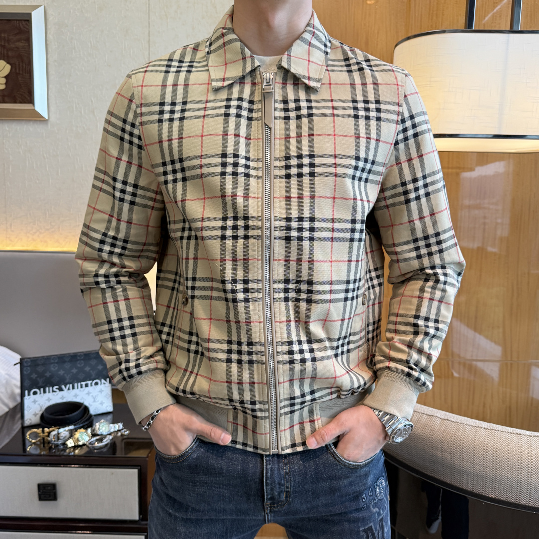 NO:550702,Burberry - 2025ss autumn and winter boutique jackets, customized high-quality polyester fabric!  Top-level fashion brand elements logo design, complete with three standards!  The original hardware and accessories have smooth lines and exquisite craftsmanship, excellent upper body style, comfortable fabric, windproof and warm, and casual matching are very fashionable, handsome, casual and fashionable men's must-have!  Size M-3XL can wear up to 190 catties!  ,burberry,jackets & coats,jackets & coats,alexander wang19860909巴宝莉 - 2025ss秋冬大爆款精品夹克外套,定制高品质聚酯纤维面料！顶级时尚大牌元素logo设计,三标齐全！原版五金辅料,线条流畅,工艺精致,上身版型超赞,面料舒适,挡风保暖,随意搭配都非常时尚帅气休闲时尚男仕必备款哦！尺码M-3XL 最大可穿190斤！,,burberry,jackets & coats,jackets & coats,alexander wang,Men's clothing