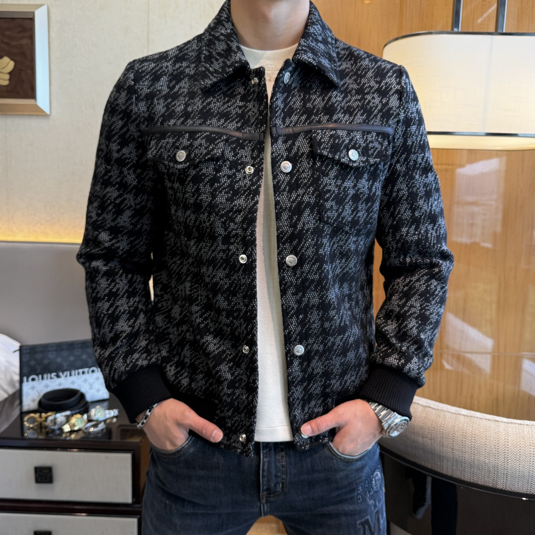 NO:550676,Dior - 2025ss autumn and winter hot boutique jackets, customized high-quality polyester fiber fabric!  Top-level fashion brand elements logo design, complete with three standards!  The original hardware and accessories have smooth lines and exquisite craftsmanship, excellent upper body style, comfortable fabric, windproof and warm, and casual matching are very fashionable, handsome, casual and fashionable men's must-have!  Size M-3XL can wear up to 190 catties!  ,dior,jackets & coats,jackets & coats,alexander wang19860909迪奥 - 2025ss秋冬大爆款精品夹克外套,定制高品质聚酯纤维面料！顶级时尚大牌元素logo设计,三标齐全！原版五金辅料,线条流畅,工艺精致,上身版型超赞,面料舒适,挡风保暖,随意搭配都非常时尚帅气休闲时尚男仕必备款哦！尺码M-3XL 最大可穿190斤！,,dior,jackets & coats,jackets & coats,alexander wang,Men's clothing