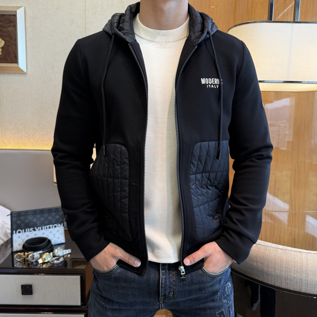 NO:550696,Covered - 2025ss autumn and winter boutique jackets, customized high-quality polyester fiber fabric!  Top-level fashion brand elements logo design, complete with three standards!  The original hardware and accessories have smooth lines and exquisite craftsmanship, excellent upper body style, comfortable fabric, windproof and warm, and casual matching are very fashionable, handsome, casual and fashionable men's must-have!  Size M-3XL can wear up to 190 catties!  ,Moncler,jackets & coats,jackets & coats,alexander wang19860909蒙口 - 2025ss秋冬大爆款精品夹克外套,定制高品质聚酯纤维面料！顶级时尚大牌元素logo设计,三标齐全！原版五金辅料,线条流畅,工艺精致,上身版型超赞,面料舒适,挡风保暖,随意搭配都非常时尚帅气休闲时尚男仕必备款哦！尺码M-3XL 最大可穿190斤！,,Moncler,jackets & coats,jackets & coats,alexander wang,Men's clothing