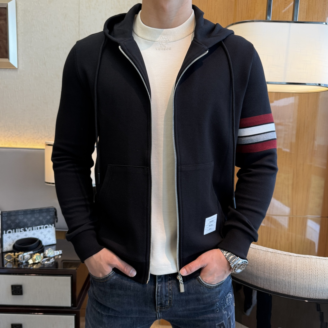 NO:550682,TB - 2025ss autumn and winter big boutique jacket, customized high-quality polyester fiber fabric!  Top-level fashion brand elements logo design, complete with three standards!  The original hardware and accessories have smooth lines and exquisite craftsmanship, excellent upper body style, comfortable fabric, windproof and warm, and casual matching are very fashionable, handsome, casual and fashionable men's must-have!  Size M-3XL can wear up to 190 catties!  ,,jackets & coats,jackets & coats,alexander wang19860909TB - 2025ss秋冬大爆款精品夹克外套,定制高品质聚酯纤维面料！顶级时尚大牌元素logo设计,三标齐全！原版五金辅料,线条流畅,工艺精致,上身版型超赞,面料舒适,挡风保暖,随意搭配都非常时尚帅气休闲时尚男仕必备款哦！尺码M-3XL 最大可穿190斤！,,jackets & coats,jackets & coats,alexander wang,Men's clothing