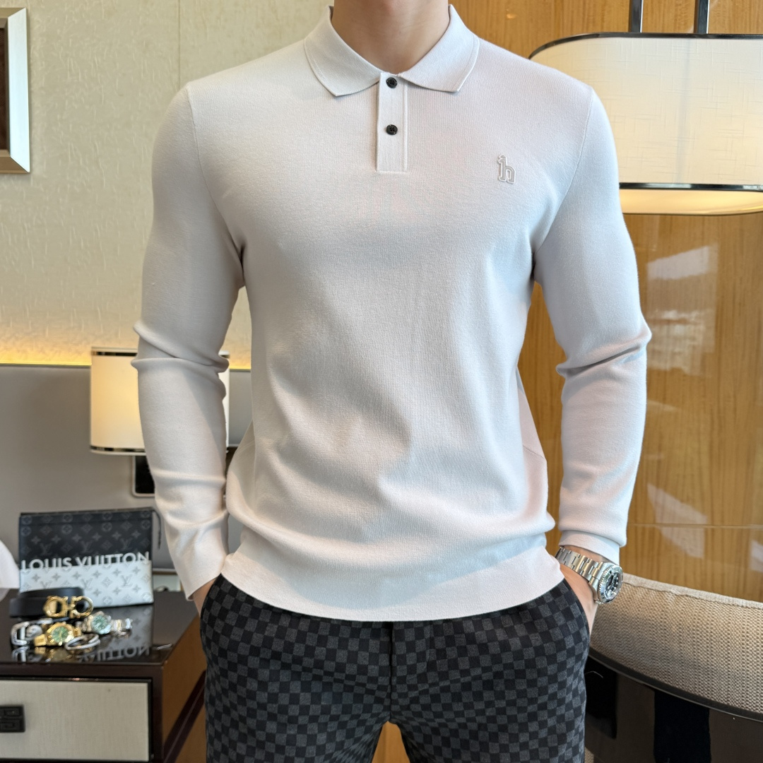 NO:570733,Hermès - 2025ss Autumn and Winter counter hot style polo shirt, casual and fashionable outer wear, a must-have for inner wear, custom imported wool blended fabric, the fabric has a delicate feel, close to the body and is comfortable without piercing the flesh, the upper body has a good shape and is warm to wear, the counter logo design is very unique, the original quality and craftsmanship are definitely the highest version on the market, the top original version is awesome to wear, soft and crisp, not easy to deform. The seams and seams are very rigorous and elegant, absolutely the first-line OEM requirements!  Don’t miss it, male gods!  Sizes M-3XL, up to 190 pounds!  ,,hermes,alexander wang19860909爱玛仕 - 2025ss秋冬专柜大爆款polo衫,休闲时尚外穿 内搭必备款,定制进口羊毛混纺面料,面料手感细腻,贴身舒适不扎肉,上身版型好 穿着保暖,专柜标志设计非常独特,原版品质与工艺 绝对市场最高版本 顶级原版穿着超赞 柔顺挺括,不易变形.锁边缝盘都非常严谨考究 绝对一线代工要求！男神们别错过！ 尺码 M-3XL 最大穿190斤！,,hermes,alexander wang,Men's clothing