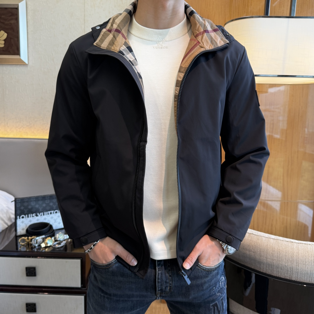 NO:564934,Burberry - 2025ss autumn and winter hot style boutique jacket, customized high-quality polyester fiber fabric!  Logo design with top fashion big-name elements, complete with three standards!  Original hardware accessories, smooth lines, exquisite craftsmanship, awesome upper body shape, comfortable fabrics, windproof and warm, it is very fashionable, handsome and a must-have for casual and fashionable men with any combination!  Sizes M-3XL can fit up to 190 pounds!  ,,burberry,jackets & coats,alexander wang19860909巴宝莉- 2025ss秋冬大爆款精品夹克,定制高品质聚酯纤维面料！顶级时尚大牌元素logo设计,三标齐全！原版五金辅料,线条流畅,工艺精致,上身版型超赞,面料舒适,挡风保暖,随意搭配都非常时尚帅气休闲时尚男仕必备款哦！尺码M-3XL 最大可穿190斤！,,burberry,jackets & coats,alexander wang,Men's clothing