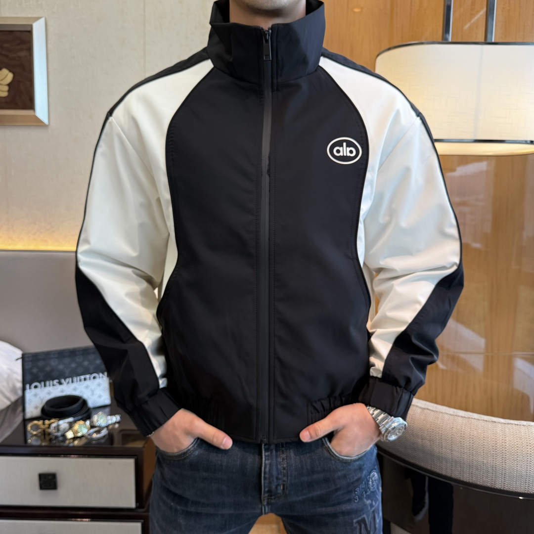 NO:570744,alo- 2025ss autumn and winter hot-selling boutique jacket, customized with high-quality polyester fiber fabric!  Logo design with top fashion big-name elements, complete with three standards!  Original hardware accessories, smooth lines, exquisite craftsmanship, awesome upper body shape, comfortable fabrics, windproof and warm, it is very fashionable, handsome and a must-have for casual and fashionable men with any combination!  Sizes M-3XL can fit up to 190 pounds!  ,,jackets & coats,jackets & coats,alexander wang19860909alo- 2025ss秋冬大爆款精品夹克外套,定制高品质聚酯纤维面料！顶级时尚大牌元素logo设计,三标齐全！原版五金辅料,线条流畅,工艺精致,上身版型超赞,面料舒适,挡风保暖,随意搭配都非常时尚帅气休闲时尚男仕必备款哦！尺码M-3XL 最大可穿190斤！,,jackets & coats,jackets & coats,alexander wang,Men's clothing