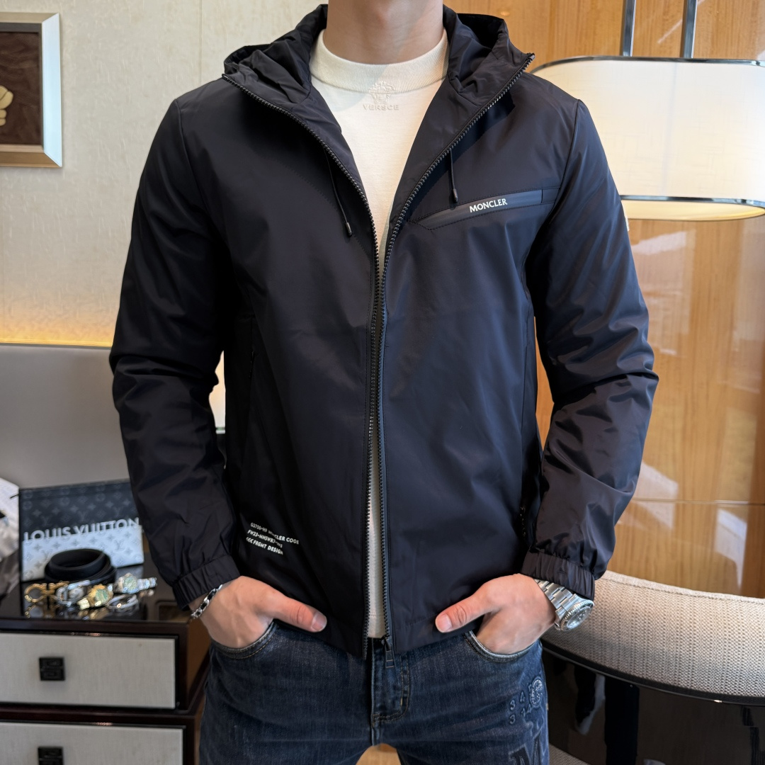 NO:564824,Mengkou - 2025ss autumn and winter hot style boutique jacket, customized high-quality polyester fiber fabric!  Logo design with top fashion big-name elements, complete with three standards!  Original hardware accessories, smooth lines, exquisite craftsmanship, awesome upper body shape, comfortable fabrics, windproof and warm, it is very fashionable, handsome and a must-have for casual and fashionable men with any combination!  Sizes M-3XL can fit up to 190 pounds!  ,,Moncler,jackets & coats,jackets & coats,alexander wang19860909蒙口 - 2025ss秋冬大爆款精品夹克外套,定制高品质聚酯纤维面料！顶级时尚大牌元素logo设计,三标齐全！原版五金辅料,线条流畅,工艺精致,上身版型超赞,面料舒适,挡风保暖,随意搭配都非常时尚帅气休闲时尚男仕必备款哦！尺码M-3XL 最大可穿190斤！,,Moncler,jackets & coats,jackets & coats,alexander wang,Men's clothing