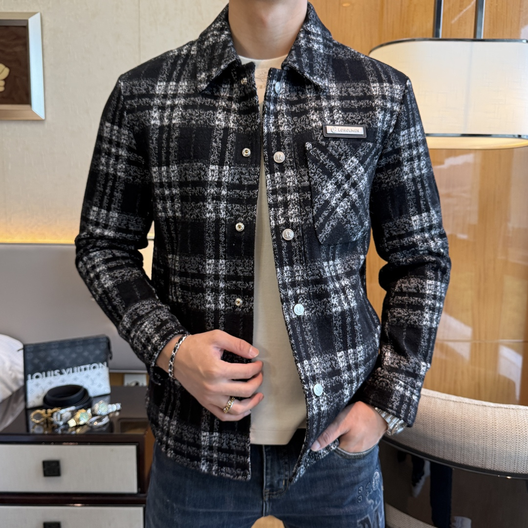 NO:564830,Lulu - 2025ss autumn and winter hot-selling boutique jacket, customized with high-quality polyester fiber fabric!  Logo design with top fashion big-name elements, complete with three standards!  Original hardware accessories, smooth lines, exquisite craftsmanship, awesome upper body shape, comfortable fabrics, windproof and warm, it is very fashionable, handsome and a must-have for casual and fashionable men with any combination!  Sizes M-3XL can fit up to 190 pounds!  ,,jackets & coats,jackets & coats,alexander wang19860909Lulu - 2025ss秋冬大爆款精品夹克外套,定制高品质聚酯纤维面料！顶级时尚大牌元素logo设计,三标齐全！原版五金辅料,线条流畅,工艺精致,上身版型超赞,面料舒适,挡风保暖,随意搭配都非常时尚帅气休闲时尚男仕必备款哦！尺码M-3XL 最大可穿190斤！,,jackets & coats,jackets & coats,alexander wang,Men's clothing