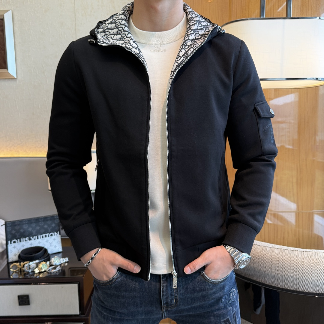 NO:564942,Dior - 2025ss autumn and winter hot style boutique jacket, customized high-quality polyester fiber fabric!  Logo design with top fashion big-name elements, complete with three standards!  Original hardware accessories, smooth lines, exquisite craftsmanship, awesome upper body shape, comfortable fabrics, windproof and warm, it is very fashionable, handsome and a must-have for casual and fashionable men with any combination!  Sizes M-3XL can fit up to 190 pounds!  ,,dior,jackets & coats,alexander wang19860909迪奥- 2025ss秋冬大爆款精品夹克,定制高品质聚酯纤维面料！顶级时尚大牌元素logo设计,三标齐全！原版五金辅料,线条流畅,工艺精致,上身版型超赞,面料舒适,挡风保暖,随意搭配都非常时尚帅气休闲时尚男仕必备款哦！尺码M-3XL 最大可穿190斤！,,dior,jackets & coats,alexander wang,Men's clothing