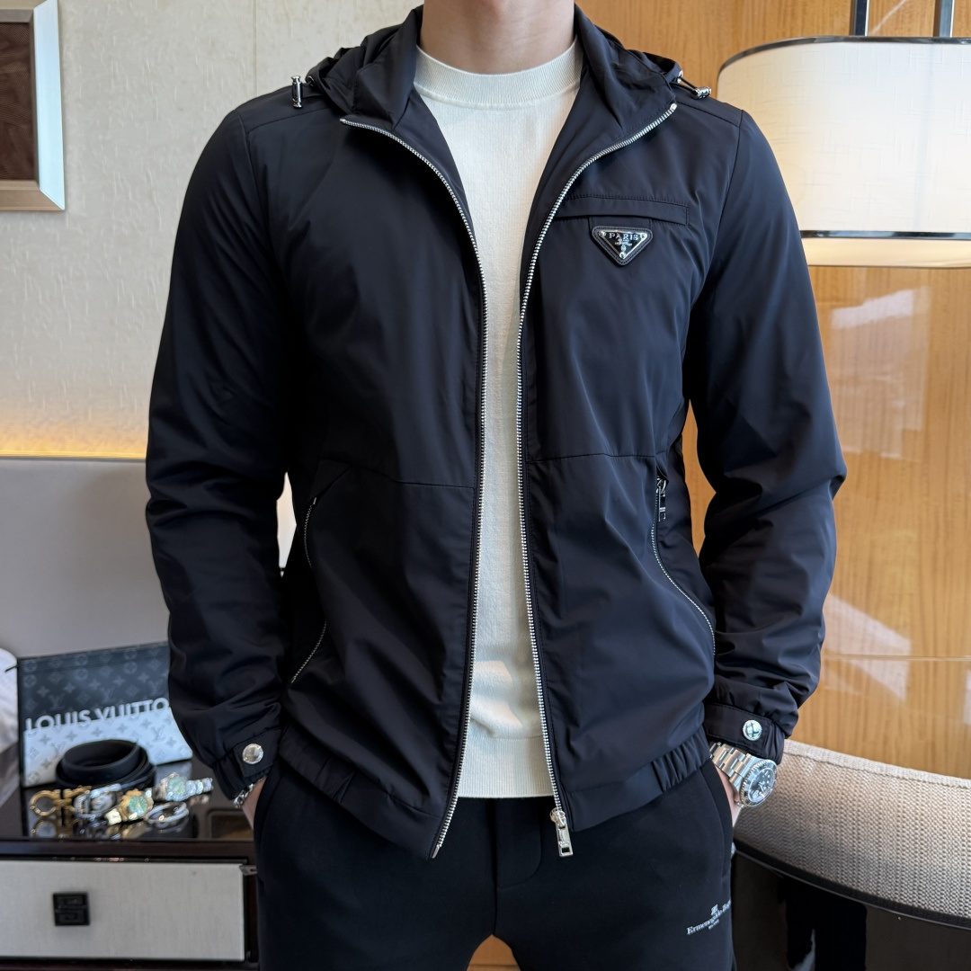 NO:572567,Prada - 2025ss autumn and winter hot style boutique jacket, customized high-quality polyester fiber fabric!  Logo design with top fashion big-name elements, complete with three standards!  Original hardware accessories, smooth lines, exquisite craftsmanship, awesome upper body shape, comfortable fabrics, windproof and warm, it is very fashionable, handsome and a must-have for casual and fashionable men with any combination!  Sizes M-3XL can fit up to 190 pounds!  ,,prada,jackets & coats,jackets & coats,alexander wang19860909普拉达 - 2025ss秋冬大爆款精品夹克外套,定制高品质聚酯纤维面料！顶级时尚大牌元素logo设计,三标齐全！原版五金辅料,线条流畅,工艺精致,上身版型超赞,面料舒适,挡风保暖,随意搭配都非常时尚帅气休闲时尚男仕必备款哦！尺码M-3XL 最大可穿190斤！,,prada,jackets & coats,jackets & coats,alexander wang,Men's clothing