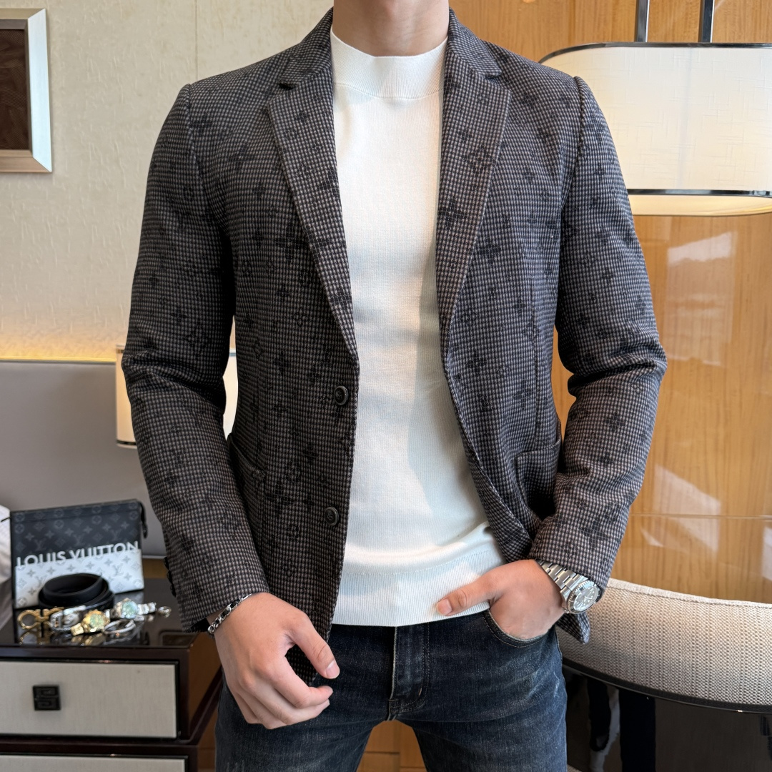 NO:572573,LV - 2025ss Snake Autumn and Winter hot style casual suit jacket. The most fashionable and simple design, decent and casual, highlighting the exquisiteness. Fabric This technologically customized polyester fabric is not a traditional design and looks more youthful and fashionable. The details are very particular. The upper body effect is a regular style but the tailoring is very special. The effect is not loose or slim. It is moderate. No matter whether you are fat or thin, there are different styles. Sizes 48-56, louis vuitton, jackets & coats, business  suit,alexander wang19860909LV - 2025ss蛇年秋冬大爆款休闲西装外套 最为时尚简约设计,大气得体,随意中凸显精致.面料 此款科技定制聚酯纤维面料, 不是传统的设计 更加显得年轻时尚 细节 非常讲究 上身效果属于常规款但是剪裁非常特别 效果并不是宽松 也不是修身 属于适中 无论胖瘦穿上身 都有不同的风格尺码48-56,,louis vuitton,jackets & coats,business suit,alexander wang,Men's clothing
