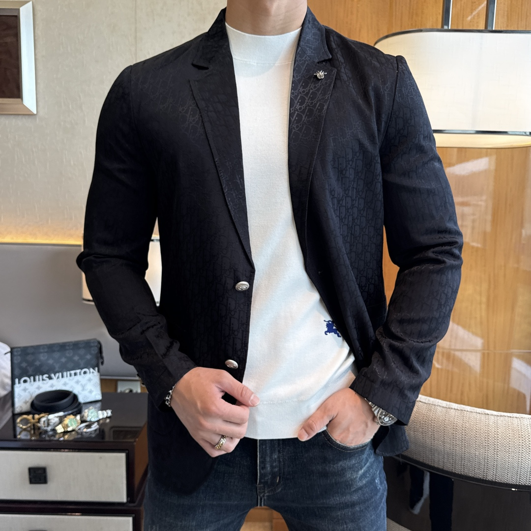 NO:572584,Dior - 2025ss Snake autumn and winter hot style casual light suit jacket. The most fashionable and simple design, decent and casual, highlighting the sophistication. Fabric: This technologically customized polyester fabric is not a traditional design and looks more youthful and fashionable. The details are very particular. The upper body effect is a regular style but the tailoring is very special. The effect is not loose or slim. It is moderate. No matter whether you are fat or thin, there are different styles. Sizes 48-56, dior, jackets & coats, business  suit,alexander wang19860909迪奥 - 2025ss蛇年秋冬大爆款休闲轻薄西装外套 最为时尚简约设计,大气得体,随意中凸显精致.面料 此款科技定制聚酯纤维面料, 不是传统的设计 更加显得年轻时尚 细节 非常讲究 上身效果属于常规款但是剪裁非常特别 效果并不是宽松 也不是修身 属于适中 无论胖瘦穿上身 都有不同的风格尺码48-56,,dior,jackets & coats,business suit,alexander wang,Men's clothing