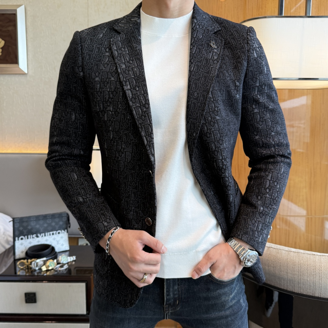 NO:572577,Dior - 2025ss Snake Autumn and Winter hot style casual suit jacket. The most fashionable and simple design, elegant and decent, casual and exquisite. Fabric This technology customized polyester fabric, not a traditional design, more youthful and fashionable. The details are very particular. The upper body effect is a regular style but the tailoring is very special. The effect is not loose or slim. It is moderate. No matter whether you are fat or thin, there are different styles. Sizes 48-56, dior, jackets & coats, business  suit,alexander wang19860909迪奥 - 2025ss蛇年秋冬大爆款休闲西装外套 最为时尚简约设计,大气得体,随意中凸显精致.面料 此款科技定制聚酯纤维面料, 不是传统的设计 更加显得年轻时尚 细节 非常讲究 上身效果属于常规款但是剪裁非常特别 效果并不是宽松 也不是修身 属于适中 无论胖瘦穿上身 都有不同的风格尺码48-56,,dior,jackets & coats,business suit,alexander wang,Men's clothing
