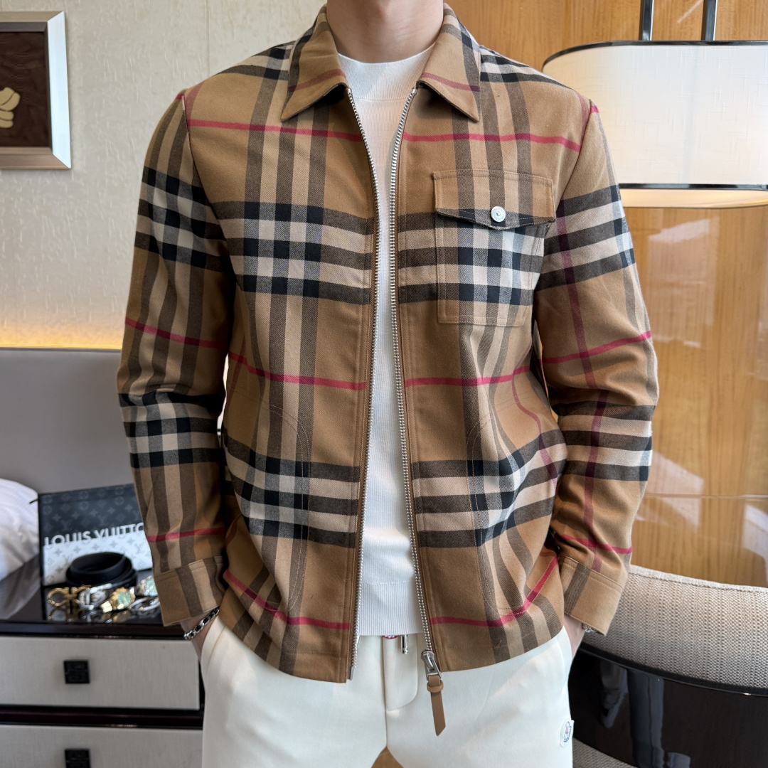 NO:564947,Burberry - 2025ss autumn and winter hot style boutique jacket, customized high-quality polyester fiber fabric!  Logo design with top fashion big-name elements, complete with three standards!  Original hardware accessories, smooth lines, exquisite craftsmanship, awesome upper body shape, comfortable fabrics, windproof and warm, it is very fashionable, handsome and a must-have for casual and fashionable men with any combination!  Sizes M-3XL can fit up to 190 pounds!  ,,burberry,jackets & coats,alexander wang19860909巴宝莉 - 2025ss秋冬大爆款精品夹克,定制高品质聚酯纤维面料！顶级时尚大牌元素logo设计,三标齐全！原版五金辅料,线条流畅,工艺精致,上身版型超赞,面料舒适,挡风保暖,随意搭配都非常时尚帅气休闲时尚男仕必备款哦！尺码M-3XL 最大可穿190斤！,,burberry,jackets & coats,alexander wang,Men's clothing