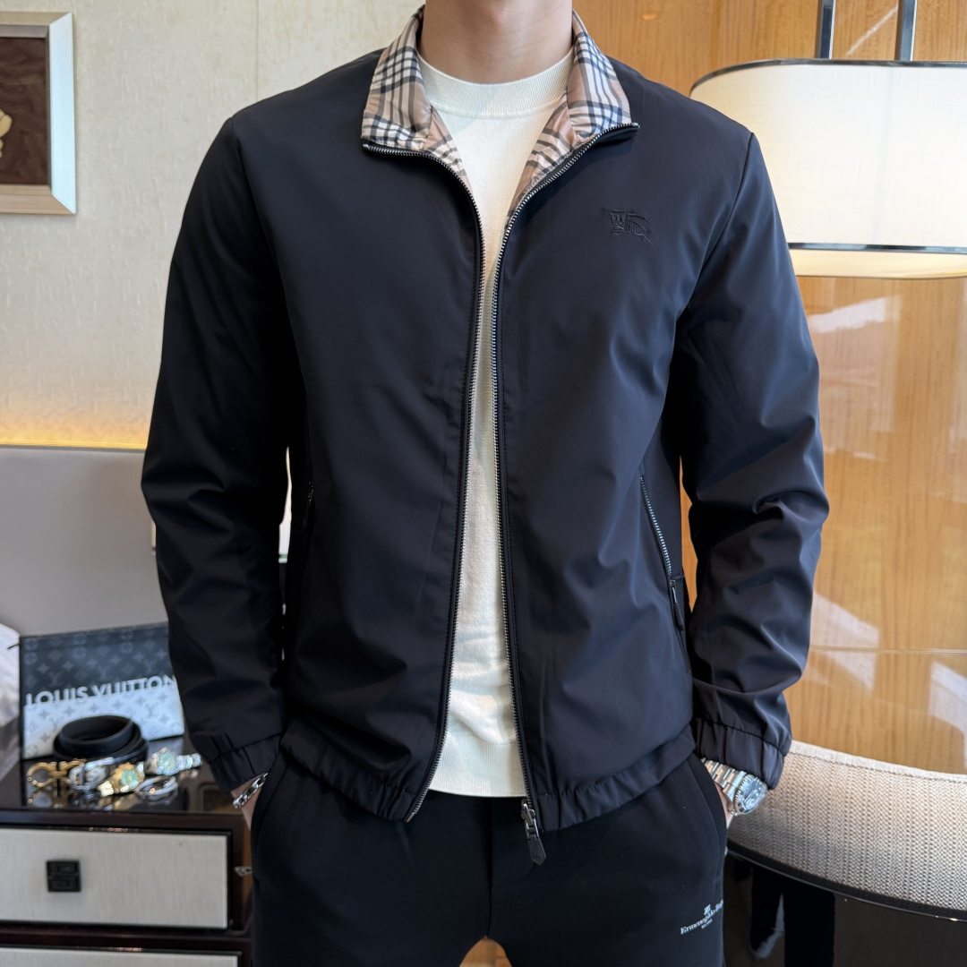 NO:564949,Burberry - 2025ss autumn and winter hot style double-sided jacket, customized with high-quality polyester fiber fabric!  Logo design with top fashion big-name elements, complete with three standards!  Original hardware accessories, smooth lines, exquisite craftsmanship, awesome upper body shape, comfortable fabrics, windproof and warm, it is very fashionable, handsome and a must-have for casual and fashionable men with any combination!  Sizes M-3XL can fit up to 190 pounds!  ,,burberry,jackets & coats,jackets & coats,alexander wang19860909巴宝莉 - 2025ss秋冬大爆款精品双面穿夹克外套,定制高品质聚酯纤维面料！顶级时尚大牌元素logo设计,三标齐全！原版五金辅料,线条流畅,工艺精致,上身版型超赞,面料舒适,挡风保暖,随意搭配都非常时尚帅气休闲时尚男仕必备款哦！尺码M-3XL 最大可穿190斤！,,burberry,jackets & coats,jackets & coats,alexander wang,Men's clothing