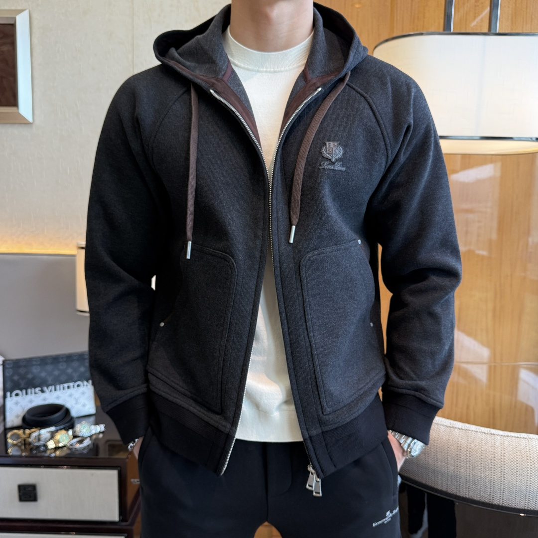 NO:597117,LP Nuoyou - 2025ss autumn and winter hot style boutique jacket, customized high-quality polyester fiber fabric!  Logo design with top fashion big-name elements, complete with three standards!  Original hardware accessories, smooth lines, exquisite craftsmanship, awesome upper body shape, comfortable fabrics, windproof and warm, it is very fashionable, handsome and a must-have for casual and fashionable men with any combination!  Sizes M-3XL can fit up to 190 pounds!  ,,loro piana,jackets & coats,jackets & coats,alexander wang19860909LP诺悠 - 2025ss秋冬大爆款精品夹克外套,定制高品质聚酯纤维面料！顶级时尚大牌元素logo设计,三标齐全！原版五金辅料,线条流畅,工艺精致,上身版型超赞,面料舒适,挡风保暖,随意搭配都非常时尚帅气休闲时尚男仕必备款哦！尺码M-3XL 最大可穿190斤！,,loro piana,jackets & coats,jackets & coats,alexander wang,Men's clothing