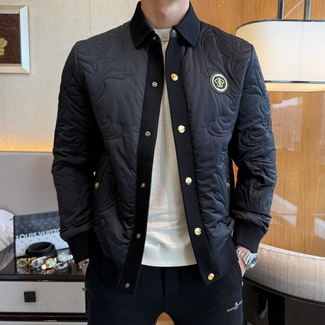NO:573633,Versace - 2025ss autumn and winter hot-selling premium cotton jacket, customized with high-quality polyester fiber fabric!  Logo design with top fashion big-name elements, complete with three standards!  Original hardware accessories, smooth lines, exquisite craftsmanship, awesome upper body shape, comfortable fabrics, windproof and warm, it is very fashionable, handsome and a must-have for casual and fashionable men with any combination!  Sizes M-3XL can fit up to 190 pounds!  ,,versace,jackets & coats,alexander wang19860909范思哲 - 2025ss秋冬大爆款精品棉衣夹克,定制高品质聚酯纤维面料！顶级时尚大牌元素logo设计,三标齐全！原版五金辅料,线条流畅,工艺精致,上身版型超赞,面料舒适,挡风保暖,随意搭配都非常时尚帅气休闲时尚男仕必备款哦！尺码M-3XL 最大可穿190斤！,,versace,jackets & coats,alexander wang,Men's clothing
