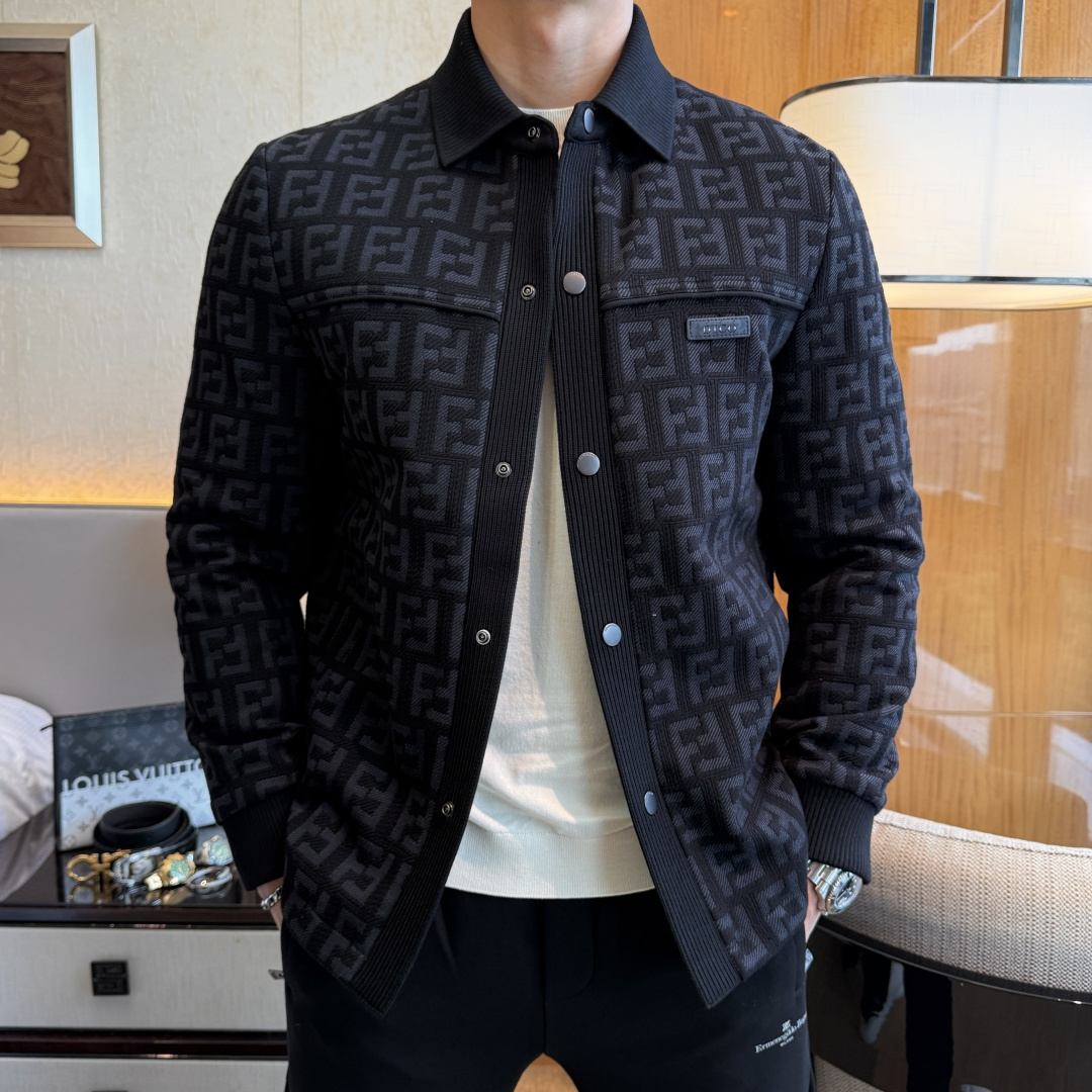 NO:564851,Fendi - 2025SS counter's most popular fashionable down jacket, made of high-end polyester fiber fabric, heavy craftsmanship design, the counter's latest brand element design, making men more handsome and stylish, the fabric is close-fitting and comfortable, and has strong warmth retention!  Customized original hardware accessories, complex turning, exquisite craftsmanship, and high-quality white duck down filling will make you more elegant and warm all winter [satisfied]. The style is simple, fashionable and generous, a fashionable casual item, wearing it will make you the center of attention wherever you go!  Fashion is always close to you Size M - 3XL (model 178/145 pounds upper body size L), fendi, jackets & coats, jackets & coats, down jacket, alexander wang19860909芬迪- 2025ss专柜大爆款时尚羽绒夹克外套,采用高档聚酯纤维面料制作,重工艺设计,专柜最新品牌元素设计,让男人更帅气有型,面料贴身舒适,保暖性非常强！定制原版五金辅料,车工复杂,工艺精湛,填充物采用高品质白鸭绒,让你整个冬天有风度更有温度[得意].版型简洁时尚大方,时尚潮流休闲单品,穿上它让你走到那里都是焦点！时尚总是离你很近码数Ｍ - 3XL (模特178/145斤上身L码),,fendi,jackets & coats,jackets & coats,down jacket,alexander wang,Men's clothing