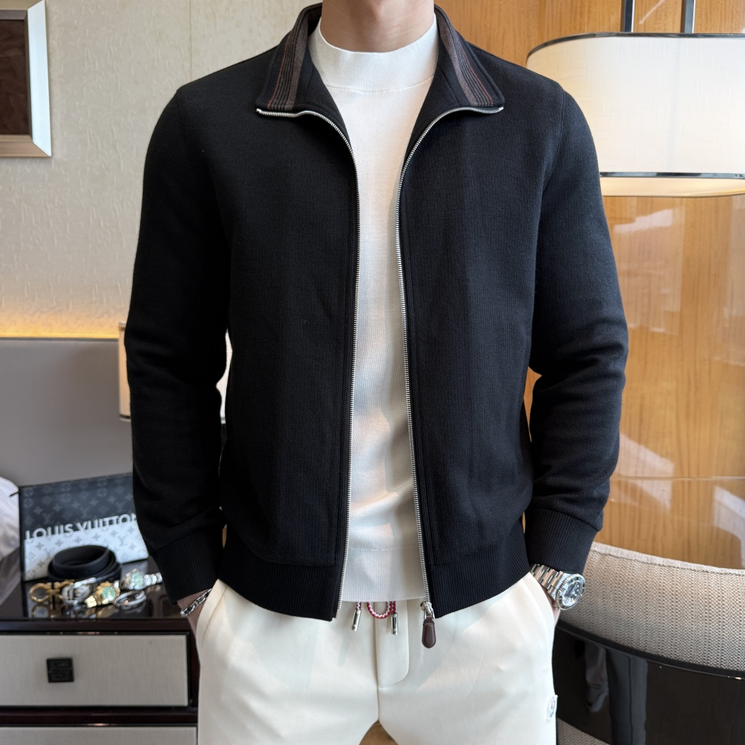 NO:564952,LP Nuoyou - 2025ss autumn and winter hot style boutique jacket, customized high-quality polyester fiber fabric!  Logo design with top fashion big-name elements, complete with three standards!  Original hardware accessories, smooth lines, exquisite craftsmanship, awesome upper body shape, comfortable fabrics, windproof and warm, it is very fashionable, handsome and a must-have for casual and fashionable men with any combination!  Sizes M-3XL can fit up to 190 pounds!  ,,loro piana,jackets & coats,jackets & coats,alexander wang19860909LP诺悠 - 2025ss秋冬大爆款精品夹克外套,定制高品质聚酯纤维面料！顶级时尚大牌元素logo设计,三标齐全！原版五金辅料,线条流畅,工艺精致,上身版型超赞,面料舒适,挡风保暖,随意搭配都非常时尚帅气休闲时尚男仕必备款哦！尺码M-3XL 最大可穿190斤！,,loro piana,jackets & coats,jackets & coats,alexander wang,Men's clothing