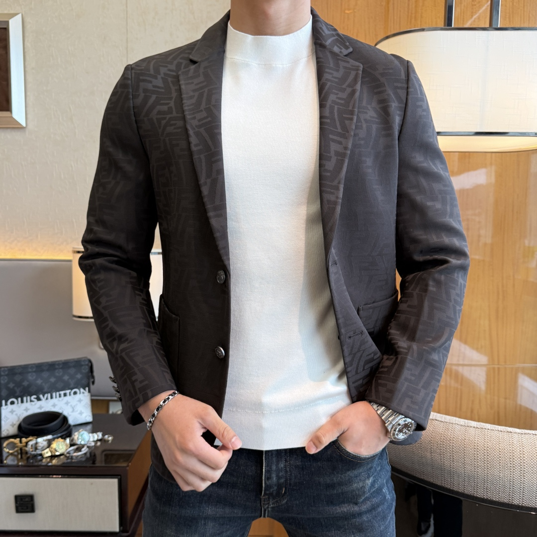 NO:726975,Replacement of Fendi after the year - ss Snake Autumn and Winter's most popular casual suit jacket. The most fashionable and simple design, decent and casual, highlighting the exquisiteness. Fabric: This technologically customized polyester fabric is not a traditional design and looks more youthful and fashionable. The details are very particular. The upper body effect is a regular style but the tailoring is very special. The effect is not loose or slim. It is moderate. No matter whether you are fat or thin, there are different styles. Sizes 48-56, fendi, jackets & coats, business suit,19860909年后退换芬迪 - ss蛇年秋冬大爆款休闲西装外套 最为时尚简约设计,大气得体,随意中凸显精致.面料 此款科技定制聚酯纤维面料, 不是传统的设计 更加显得年轻时尚 细节 非常讲究 上身效果属于常规款但是剪裁非常特别 效果并不是宽松 也不是修身 属于适中 无论胖瘦穿上身 都有不同的风格尺码48-56,,fendi,jackets & coats,business suit,,Men's clothing