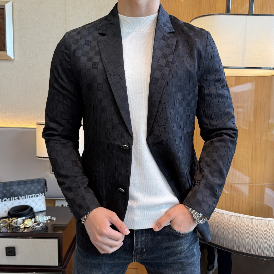 NO:564846,LV - 2025ss Snake Autumn and Winter hot style casual light suit jacket. The most fashionable and simple design, decent and casual, highlighting the exquisiteness. Fabric This technologically customized polyester fiber fabric is not a traditional design and looks more youthful and fashionable. The details are very particular. The upper body effect is a regular style but the tailoring is very special. The effect is not loose or slim. It is moderate. No matter whether you are fat or thin, there are different styles. Sizes 48-56, Louis Vuitton, Jackets &  coats,business suit,alexander wang19860909LV - 2025ss蛇年秋冬大爆款休闲轻薄西装外套 最为时尚简约设计,大气得体,随意中凸显精致.面料 此款科技定制聚酯纤维面料, 不是传统的设计 更加显得年轻时尚 细节 非常讲究 上身效果属于常规款但是剪裁非常特别 效果并不是宽松 也不是修身 属于适中 无论胖瘦穿上身 都有不同的风格尺码48-56,,louis vuitton,jackets & coats,business suit,alexander wang,Men's clothing