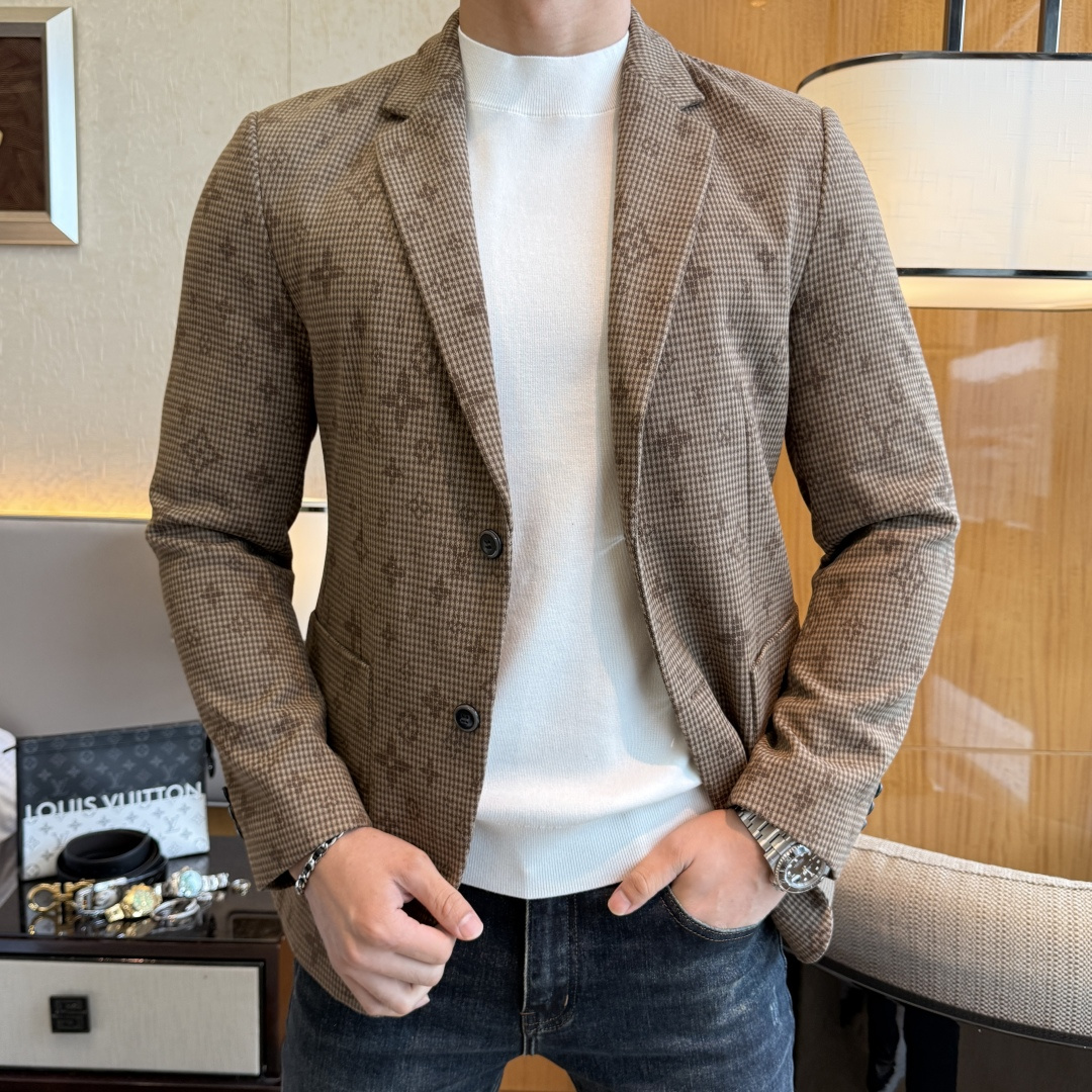 NO:564841,LV - 2025ss Snake Autumn and Winter hot style casual suit jacket. The most fashionable and simple design, decent and casual, highlighting the exquisiteness. Fabric This technologically customized polyester fabric is not a traditional design and looks more youthful and fashionable. The details are very particular. The upper body effect is a regular style but the tailoring is very special. The effect is not loose or slim. It is moderate. No matter whether you are fat or thin, there are different styles. Sizes 48-56, louis vuitton, jackets & coats, business  suit,alexander wang19860909LV - 2025ss蛇年秋冬大爆款休闲西装外套 最为时尚简约设计,大气得体,随意中凸显精致.面料 此款科技定制聚酯纤维面料, 不是传统的设计 更加显得年轻时尚 细节 非常讲究 上身效果属于常规款但是剪裁非常特别 效果并不是宽松 也不是修身 属于适中 无论胖瘦穿上身 都有不同的风格尺码48-56,,louis vuitton,jackets & coats,business suit,alexander wang,Men's clothing