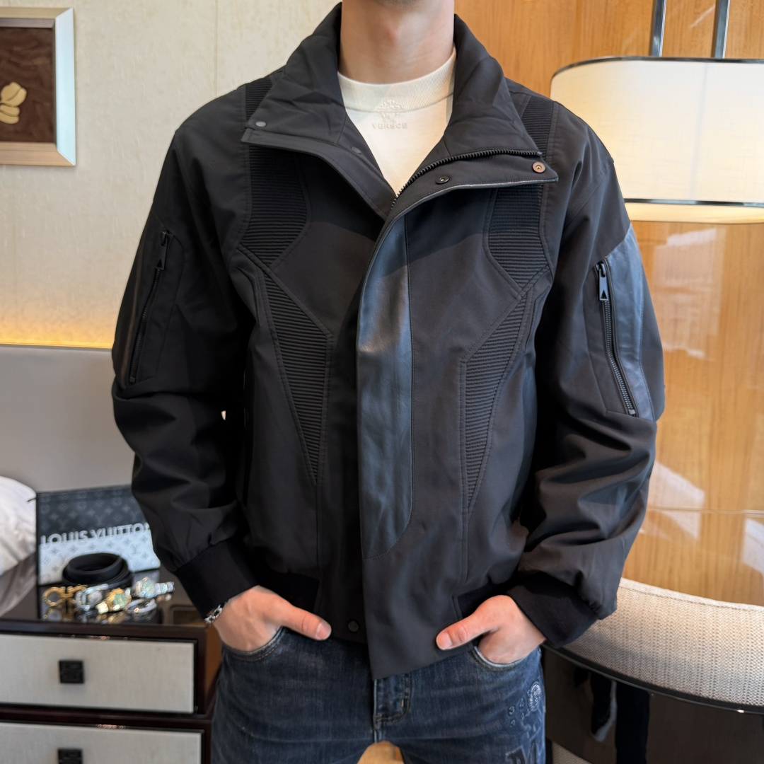 NO:570754,Balmain - 2025ss autumn and winter hot style premium leather motorcycle jacket, customized high-quality polyester fiber fabric!  Logo design with top fashion big-name elements, complete with three standards!  Original hardware accessories, smooth lines, exquisite craftsmanship, awesome upper body shape, comfortable fabrics, windproof and warm, it is very fashionable, handsome and a must-have for casual and fashionable men with any combination!  Size M-3XL, maximum weight can be worn!  ,,balmain,jackets & coats,jackets & coats,alexander wang19860909巴尔曼 - 2025ss秋冬大爆款精品拼皮机车夹克外套,定制高品质聚酯纤维面料！顶级时尚大牌元素logo设计,三标齐全！原版五金辅料,线条流畅,工艺精致,上身版型超赞,面料舒适,挡风保暖,随意搭配都非常时尚帅气休闲时尚男仕必备款哦！尺码M-3XL 最大可穿斤！,,balmain,jackets & coats,jackets & coats,alexander wang,Men's clothing