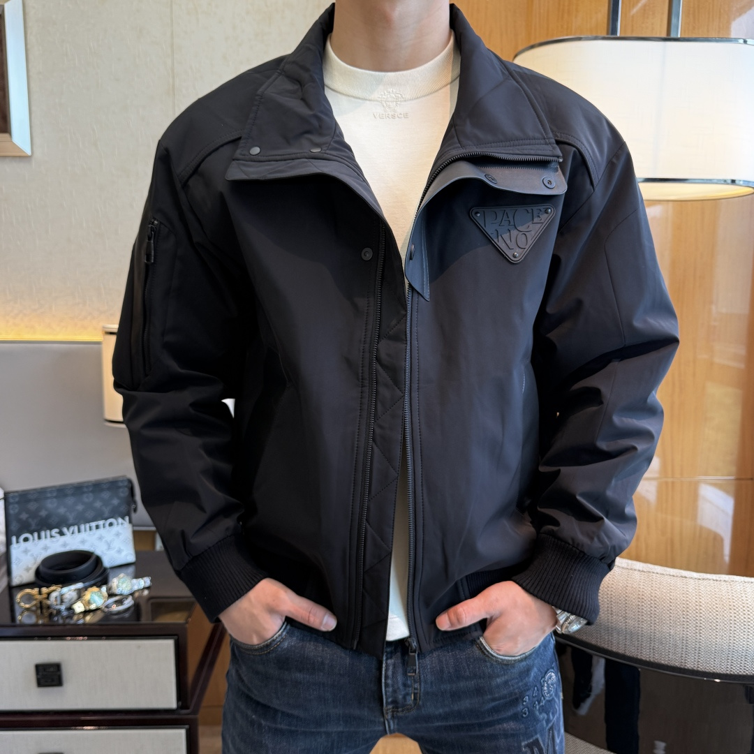 NO:570759,Prada - 2025ss autumn and winter hot style premium leather motorcycle jacket, customized with high-quality polyester fiber fabric!  Logo design with top fashion big-name elements, complete with three standards!  Original hardware accessories, smooth lines, exquisite craftsmanship, awesome upper body shape, comfortable fabrics, windproof and warm, it is very fashionable, handsome and a must-have for casual and fashionable men with any combination!  Size M-3XL, maximum weight can be worn!  ,,prada,jackets & coats,jackets & coats,alexander wang19860909普拉达 - 2025ss秋冬大爆款精品拼皮机车夹克外套,定制高品质聚酯纤维面料！顶级时尚大牌元素logo设计,三标齐全！原版五金辅料,线条流畅,工艺精致,上身版型超赞,面料舒适,挡风保暖,随意搭配都非常时尚帅气休闲时尚男仕必备款哦！尺码M-3XL 最大可穿斤！,,prada,jackets & coats,jackets & coats,alexander wang,Men's clothing