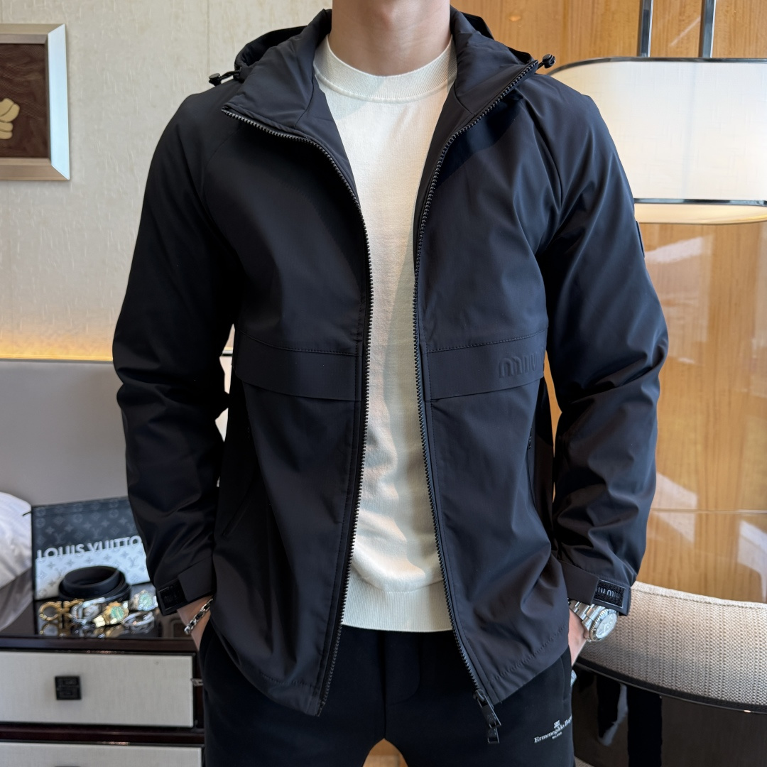 NO:573650,Miu Miu - 2025ss autumn and winter hot-selling boutique jacket, customized with high-quality polyester fiber fabric!  Logo design with top fashion big-name elements, complete with three standards!  Original hardware accessories, smooth lines, exquisite craftsmanship, awesome upper body shape, comfortable fabrics, windproof and warm, it is very fashionable, handsome and a must-have for casual and fashionable men with any combination!  Sizes M-3XL can fit up to 190 pounds!  ,,jackets & coats,jackets & coats,alexander wang19860909谬谬 - 2025ss秋冬大爆款精品夹克外套,定制高品质聚酯纤维面料！顶级时尚大牌元素logo设计,三标齐全！原版五金辅料,线条流畅,工艺精致,上身版型超赞,面料舒适,挡风保暖,随意搭配都非常时尚帅气休闲时尚男仕必备款哦！尺码M-3XL 最大可穿190斤！,,jackets & coats,jackets & coats,alexander wang,Men's clothing