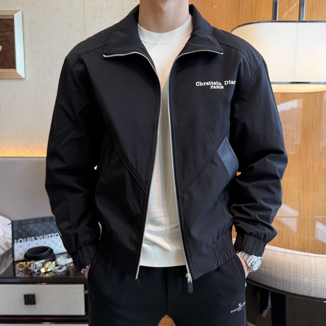 NO:570749,Dior - 2025ss autumn and winter hot style premium leather jacket, customized high-quality polyester fiber fabric!  Logo design with top fashion big-name elements, complete with three standards!  Original hardware accessories, smooth lines, exquisite craftsmanship, awesome upper body shape, comfortable fabrics, windproof and warm, it is very fashionable, handsome and a must-have for casual and fashionable men with any combination!  Sizes M-3XL can fit up to 190 pounds!  ,,dior,jackets & coats,jackets & coats,alexander wang19860909迪奥 - 2025ss秋冬大爆款精品拼皮夹克外套,定制高品质聚酯纤维面料！顶级时尚大牌元素logo设计,三标齐全！原版五金辅料,线条流畅,工艺精致,上身版型超赞,面料舒适,挡风保暖,随意搭配都非常时尚帅气休闲时尚男仕必备款哦！尺码M-3XL 最大可穿190斤！,,dior,jackets & coats,jackets & coats,alexander wang,Men's clothing