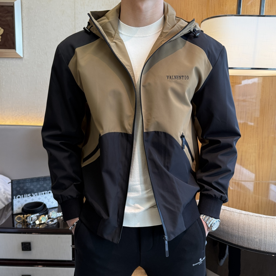 NO:573644,Valentino - 2025ss autumn and winter hot style boutique jacket, customized high-quality polyester fiber fabric!  Logo design with top fashion big-name elements, complete with three standards!  Original hardware accessories, smooth lines, exquisite craftsmanship, awesome upper body shape, comfortable fabrics, windproof and warm, it is very fashionable, handsome and a must-have for casual and fashionable men with any combination!  Sizes M-3XL can fit up to 190 pounds!  ,,valentino,jackets & coats,jackets & coats,alexander wang19860909华伦天奴 - 2025ss秋冬大爆款精品夹克外套,定制高品质聚酯纤维面料！顶级时尚大牌元素logo设计,三标齐全！原版五金辅料,线条流畅,工艺精致,上身版型超赞,面料舒适,挡风保暖,随意搭配都非常时尚帅气休闲时尚男仕必备款哦！尺码M-3XL 最大可穿190斤！,,valentino,jackets & coats,jackets & coats,alexander wang,Men's clothing