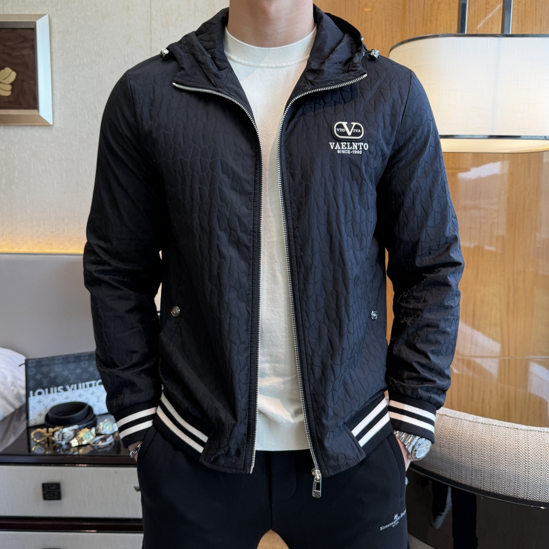 NO:573648,Valentino - 2025ss autumn and winter hot style boutique jacket, customized high-quality polyester fiber fabric!  Logo design with top fashion big-name elements, complete with three standards!  Original hardware accessories, smooth lines, exquisite craftsmanship, awesome upper body shape, comfortable fabrics, windproof and warm, it is very fashionable, handsome and a must-have for casual and fashionable men with any combination!  Sizes M-3XL can fit up to 190 pounds!  ,,valentino,jackets & coats,jackets & coats,alexander wang19860909华伦天奴 - 2025ss秋冬大爆款精品夹克外套,定制高品质聚酯纤维面料！顶级时尚大牌元素logo设计,三标齐全！原版五金辅料,线条流畅,工艺精致,上身版型超赞,面料舒适,挡风保暖,随意搭配都非常时尚帅气休闲时尚男仕必备款哦！尺码M-3XL 最大可穿190斤！,,valentino,jackets & coats,jackets & coats,alexander wang,Men's clothing