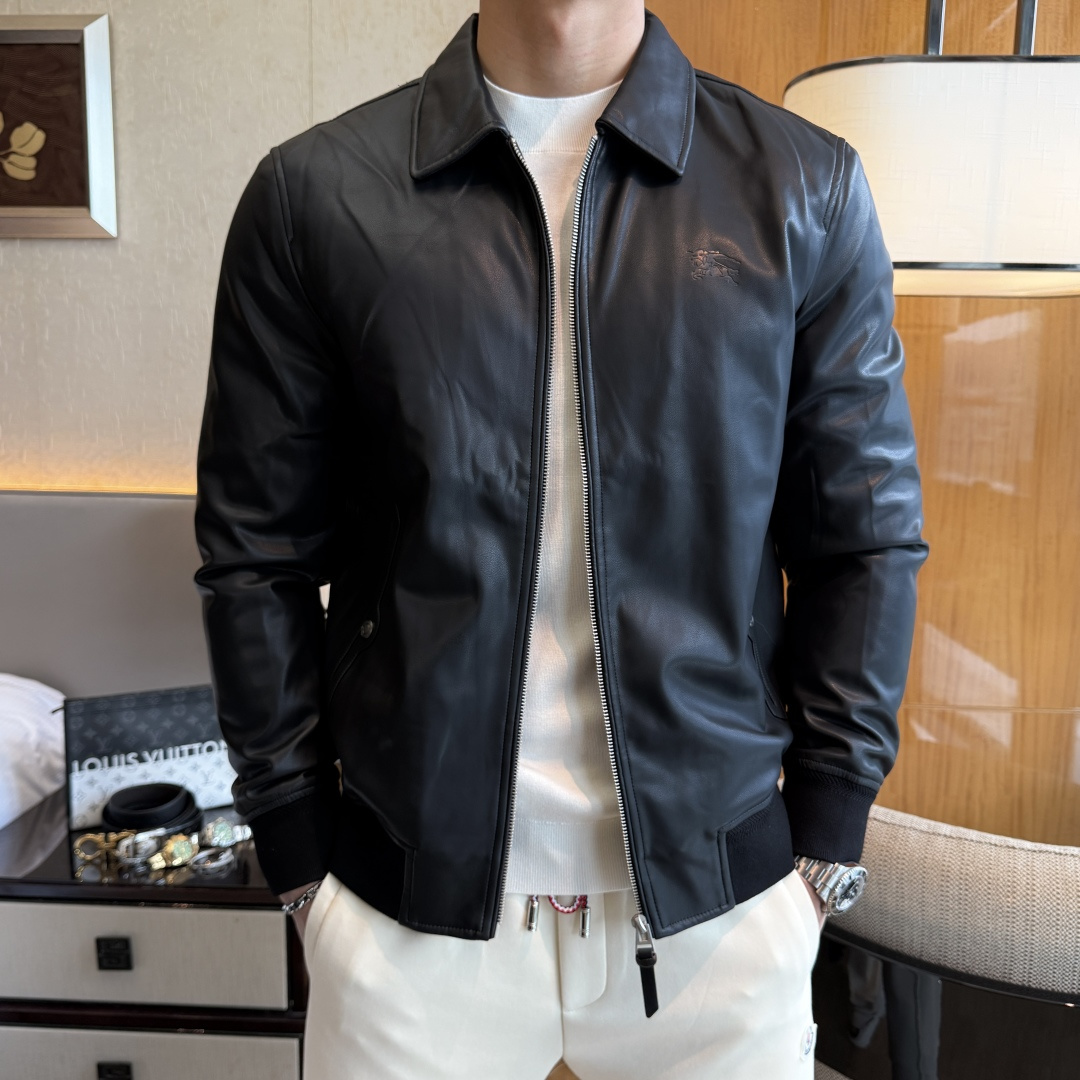 NO:570723,Burberry - 2025ss autumn and winter hot leather jacket, high-quality European products, luxurious craftsmanship design, fashionable new products, big brands are very fashionable, imported polyester fiber PU leather material, perfect three-dimensional tailoring, more comfortable and versatile to wear, this density of sewing technology!  Luxurious and fashionable to the extreme!  A must-have for trendy men, sizes M-3XL (model weighs 178/145 pounds, upper body size L), burberry, jackets & coats, leather jacket, alexander wang19860909巴宝莉 - 2025ss秋冬大爆款皮衣外套,精品欧货,元素奢华工艺设计,时尚新品,大牌很时尚,进口聚酯纤维PU皮材质,完美立体剪裁,穿着起来更加舒服百搭,这种密度的缝制工艺！奢华时尚到极致！潮男必备款,尺码 M-3XL (模特178/145斤上身L码),,burberry,jackets & coats,leather jacket,alexander wang,Men's clothing