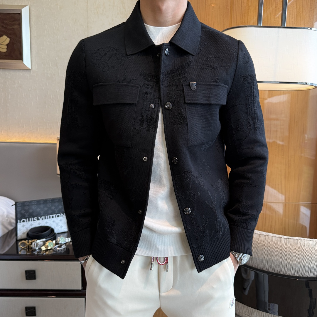 NO:570717,Bc - 2025ss autumn and winter hot model knitted jacquard jacket, customized high-quality polyester fiber fabric!  Logo design with top fashion big-name elements, complete with three standards!  Original hardware accessories, smooth lines, exquisite craftsmanship, awesome upper body shape, comfortable fabrics, windproof and warm, it is very fashionable, handsome and a must-have for casual and fashionable men with any combination!  Sizes M-3XL, maximum weight possible!  ,,jackets & coats,jackets & coats,alexander wang19860909Bc - 2025ss秋冬大爆款精品针织提花夹克外套,定制高品质聚酯纤维面料！顶级时尚大牌元素logo设计,三标齐全！原版五金辅料,线条流畅,工艺精致,上身版型超赞,面料舒适,挡风保暖,随意搭配都非常时尚帅气休闲时尚男仕必备款哦！尺码M-3XL 最大可穿斤！,,jackets & coats,jackets & coats,alexander wang,Men's clothing