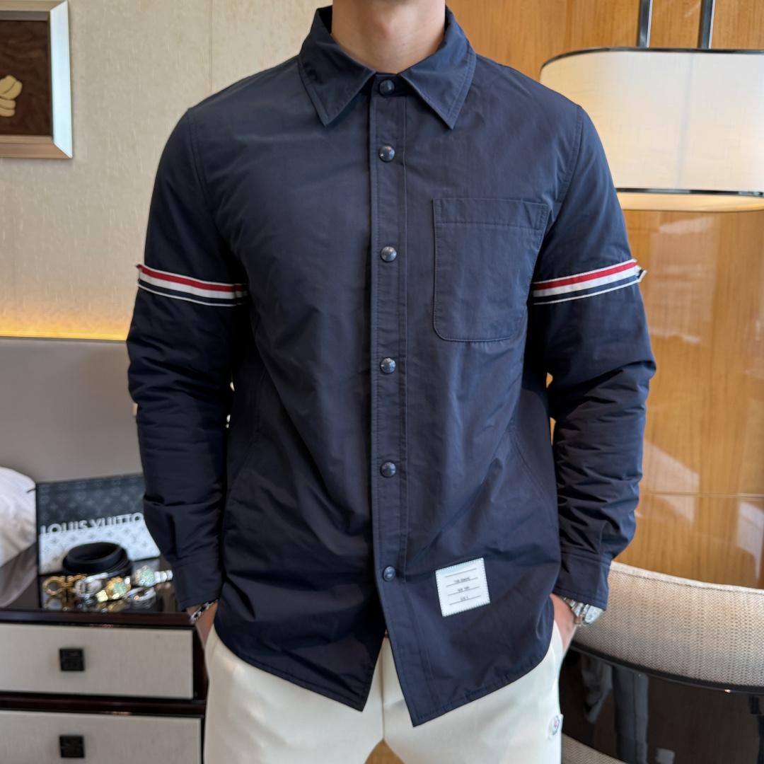 NO:570751,TB- 2025ss counter's most popular fashionable down jacket is made of high-end polyester fiber fabric, heavy craftsmanship design, and the latest brand element design of the counter, making men more handsome and stylish. The fabric is close-fitting and comfortable, and has strong warmth retention!  Customized original hardware accessories, complex turning, exquisite craftsmanship, and high-quality white duck down filling will make you more elegant and warm all winter [satisfied]. The style is simple, fashionable and generous, a fashionable casual item, wearing it will make you the center of attention wherever you go!  Fashion is always close to you Size M - 3XL (model 178/145 pounds upper body size L),,jackets & coats,jackets & coats,down jacket,alexander wang19860909TB- 2025ss专柜大爆款时尚羽绒夹克外套,采用高档聚酯纤维面料制作,重工艺设计,专柜最新品牌元素设计,让男人更帅气有型,面料贴身舒适,保暖性非常强！定制原版五金辅料,车工复杂,工艺精湛,填充物采用高品质白鸭绒,让你整个冬天有风度更有温度[得意].版型简洁时尚大方,时尚潮流休闲单品,穿上它让你走到那里都是焦点！时尚总是离你很近码数Ｍ - 3XL (模特178/145斤上身L码),,jackets & coats,jackets & coats,down jacket,alexander wang,Men's clothing